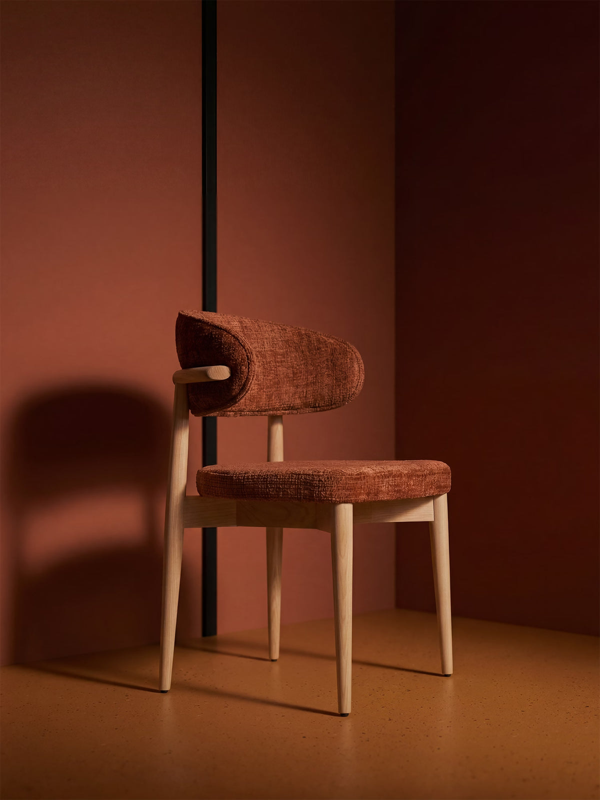 Dafne Sedia imbottita in legno massello rovere naturale e tessuto ciniglia certificata OEKO-TEX®