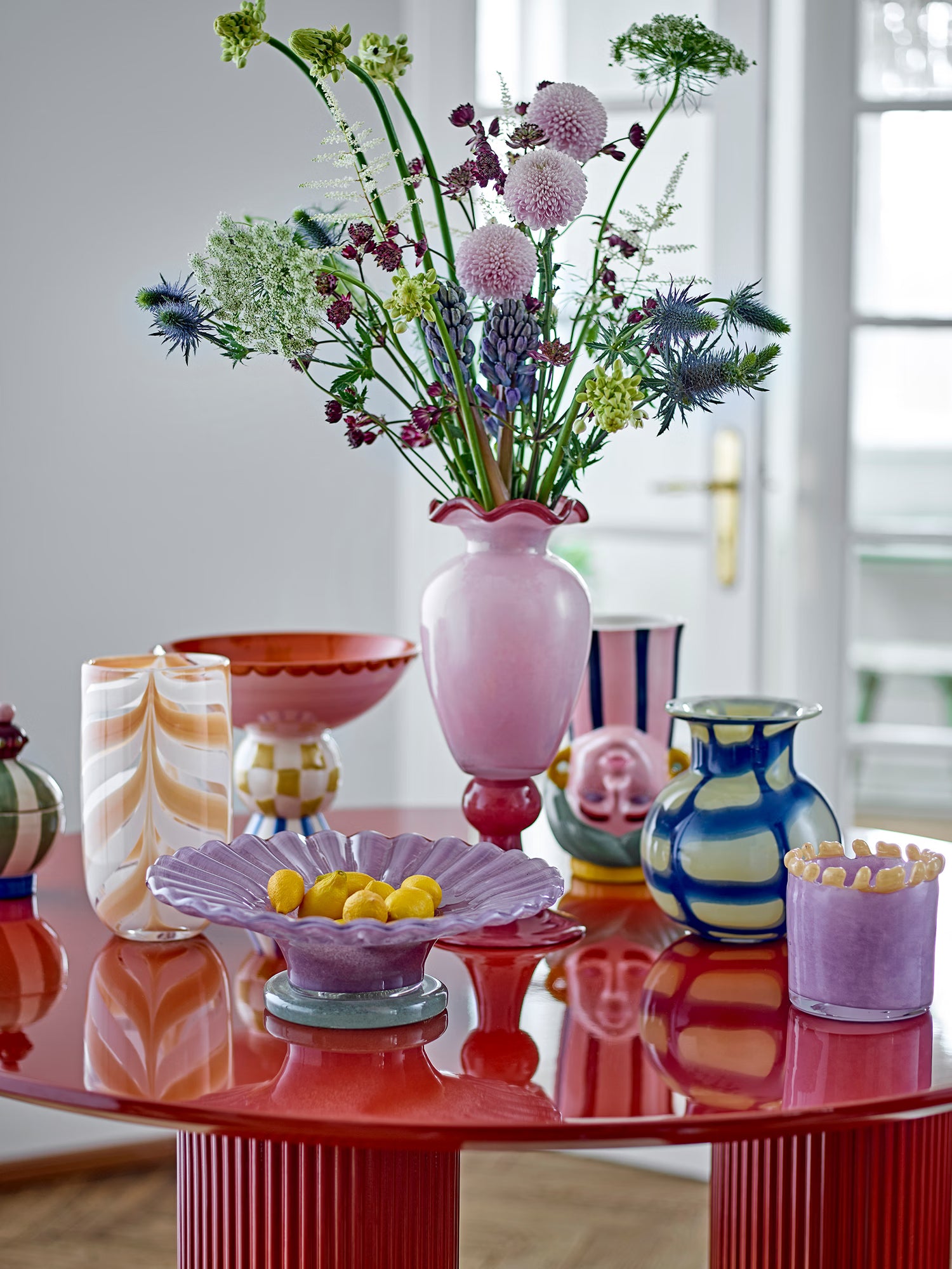 Della Mesa de comedor redonda roja Ø110 cm de MDF FSC® con base escultórica