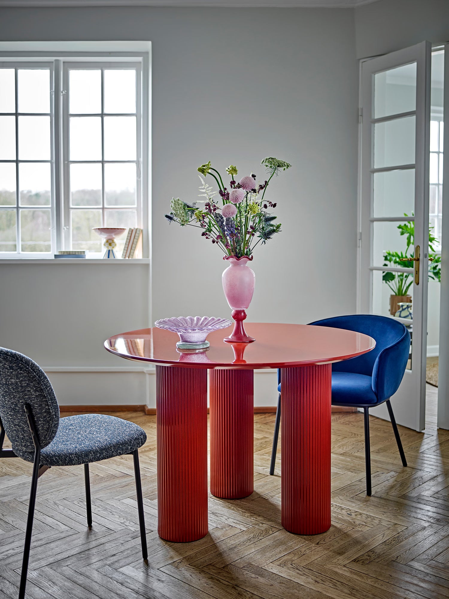 Della Tavolo da pranzo rotondo rosso Ø110 cm in MDF FSC® con base scultorea