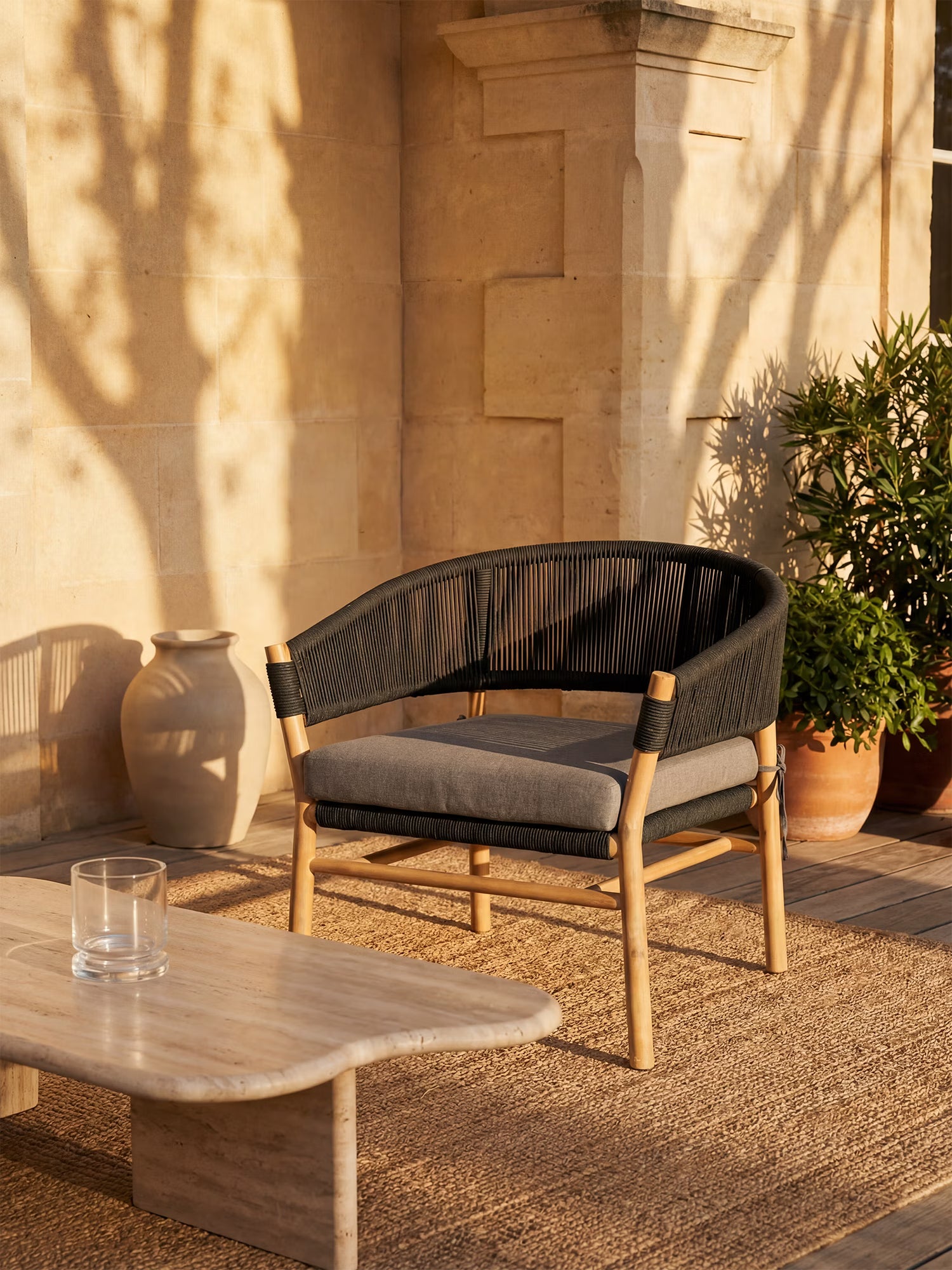 Kaia Outdoor-Sessel aus Akazienholz mit geflochtenem Seil und anthrazitfarbenem Kissen