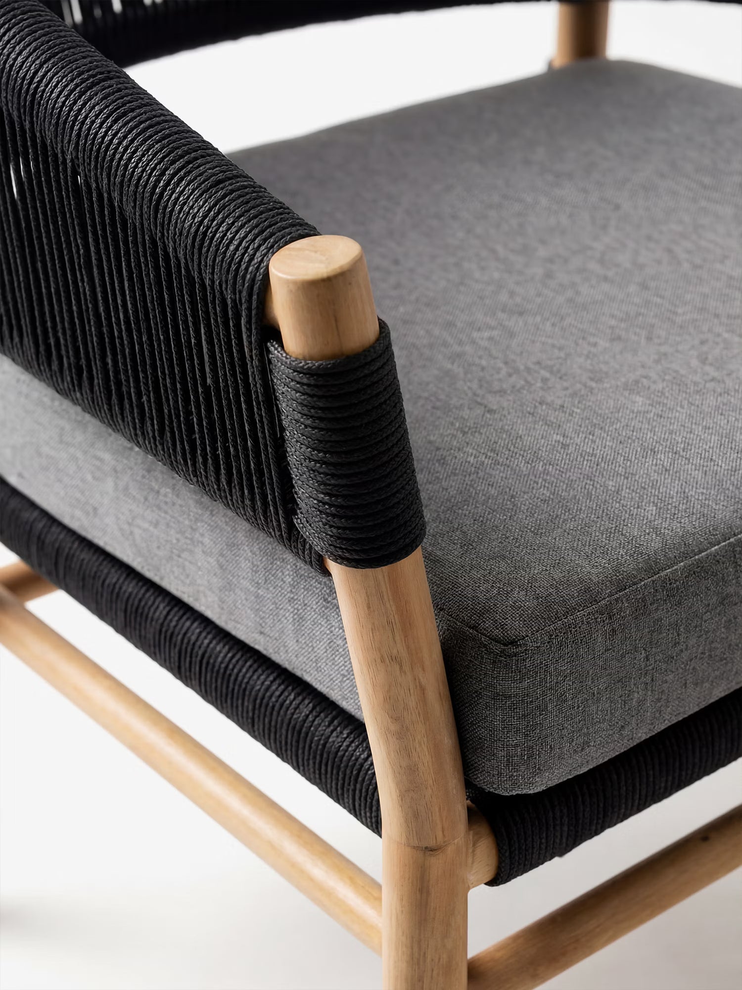 Kaia Sillón de exterior de acacia con cuerda trenzada y cojín antracita