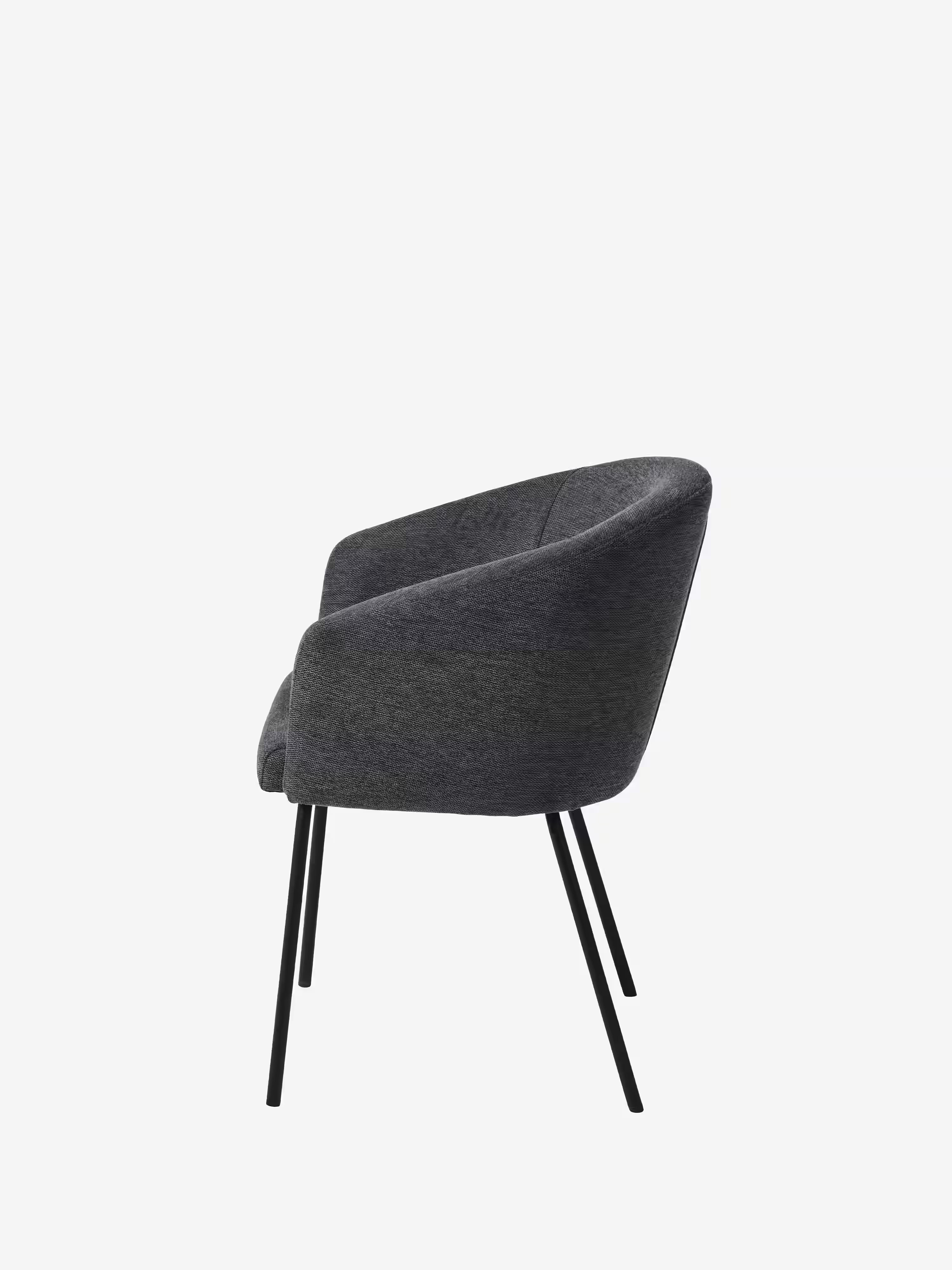 Easton Chaise rembourrée en tissu design enveloppant avec accoudoirs et pieds en métal noir
