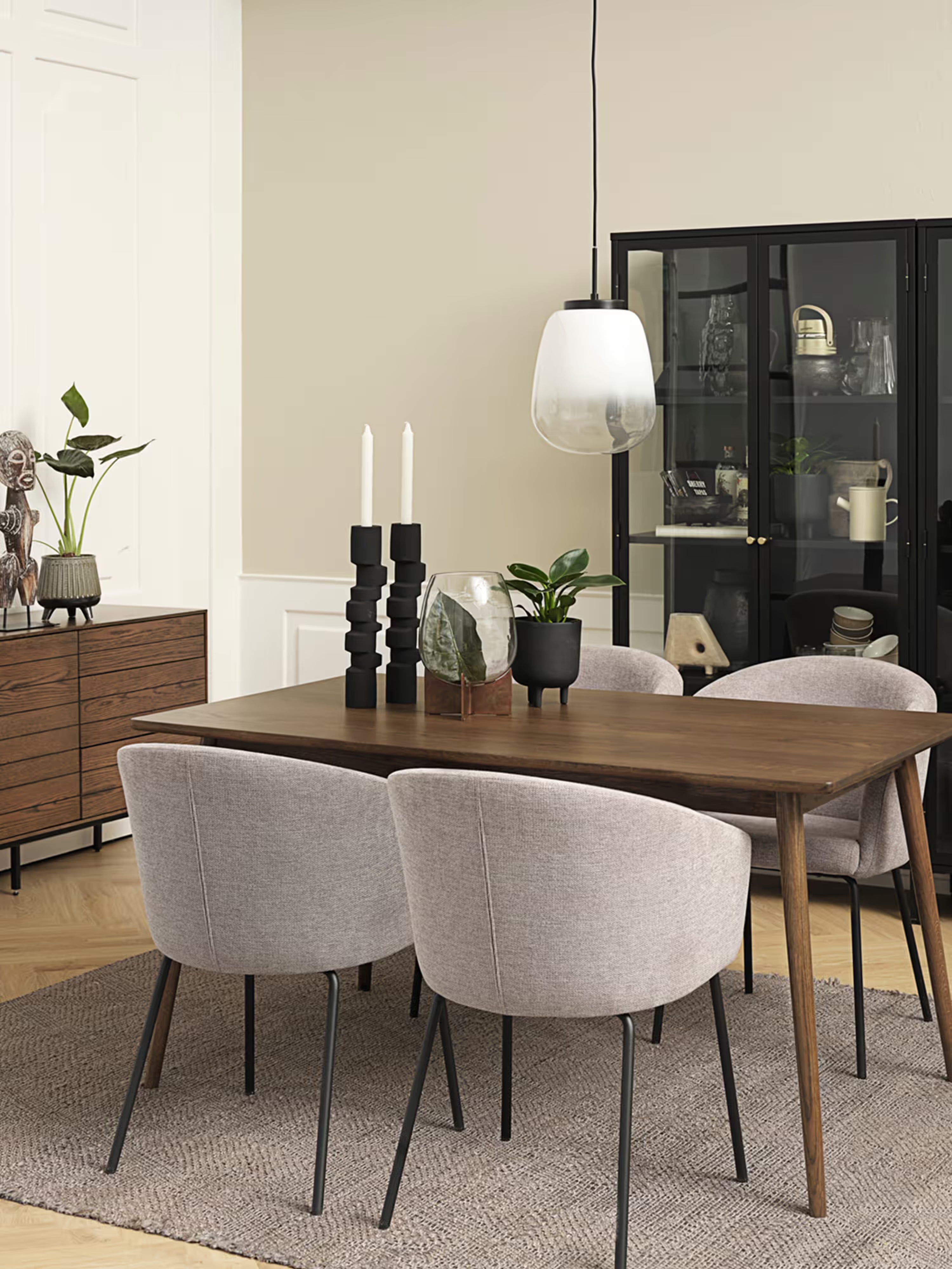 Easton Chaise rembourrée en tissu design enveloppant avec accoudoirs et pieds en métal noir