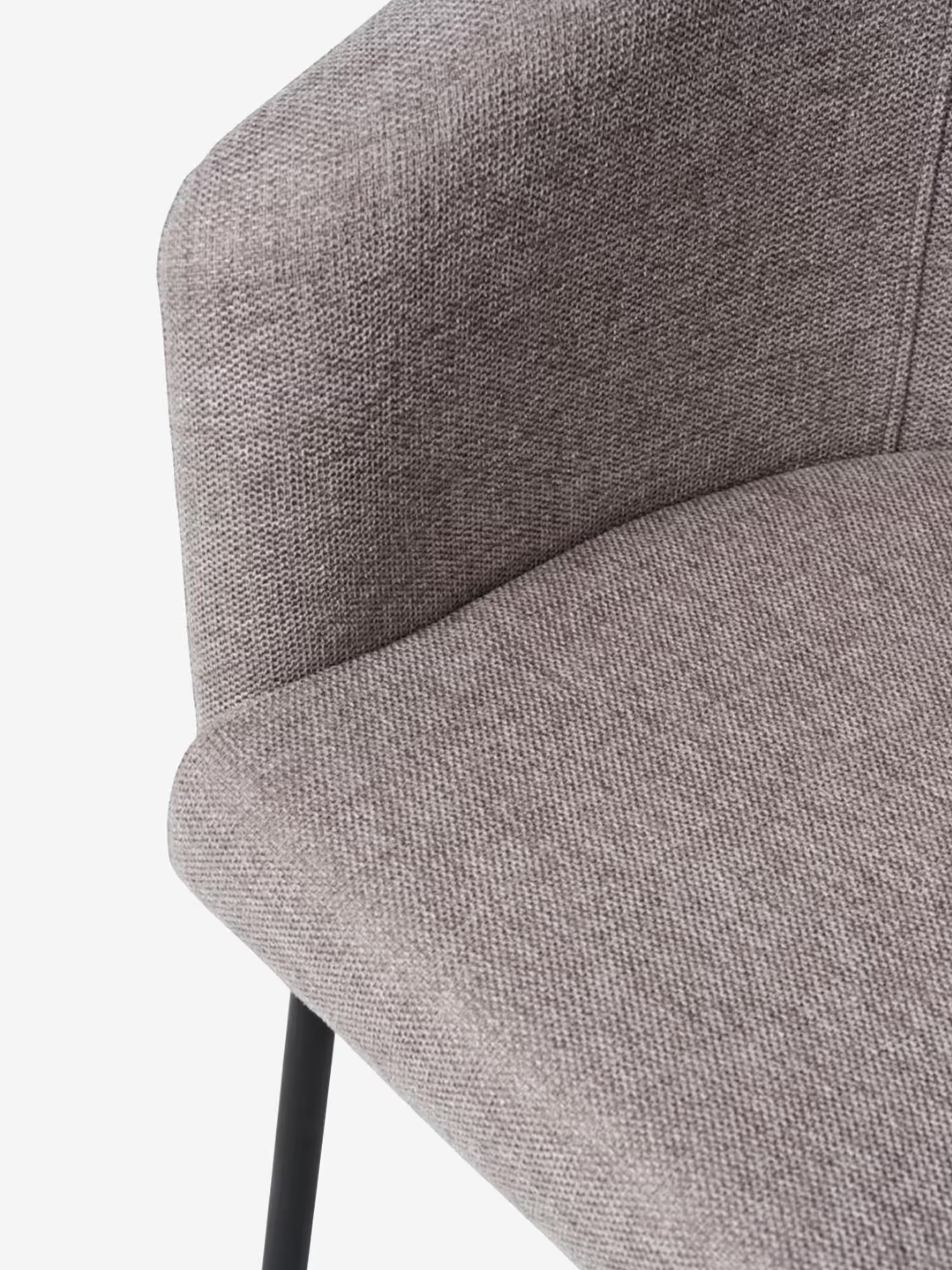 Easton Chaise rembourrée en tissu design enveloppant avec accoudoirs et pieds en métal noir