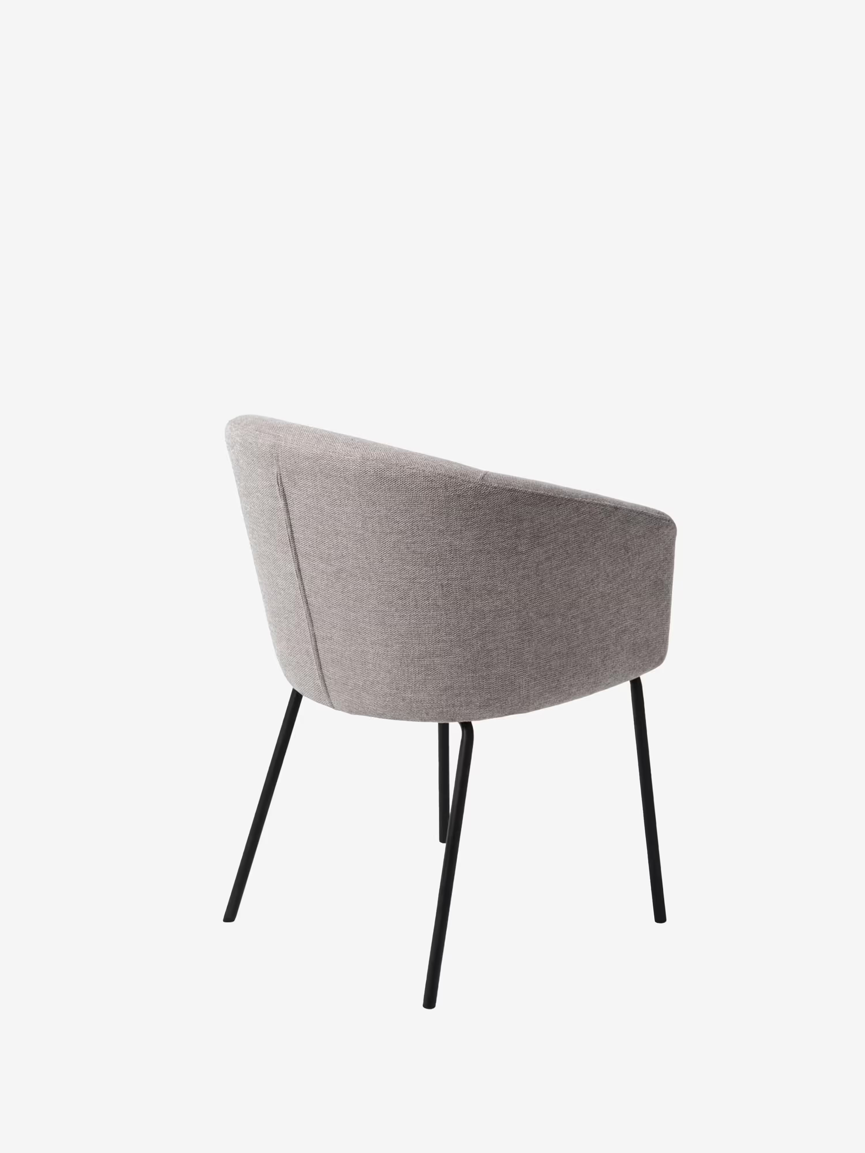 Easton Chaise rembourrée en tissu design enveloppant avec accoudoirs et pieds en métal noir