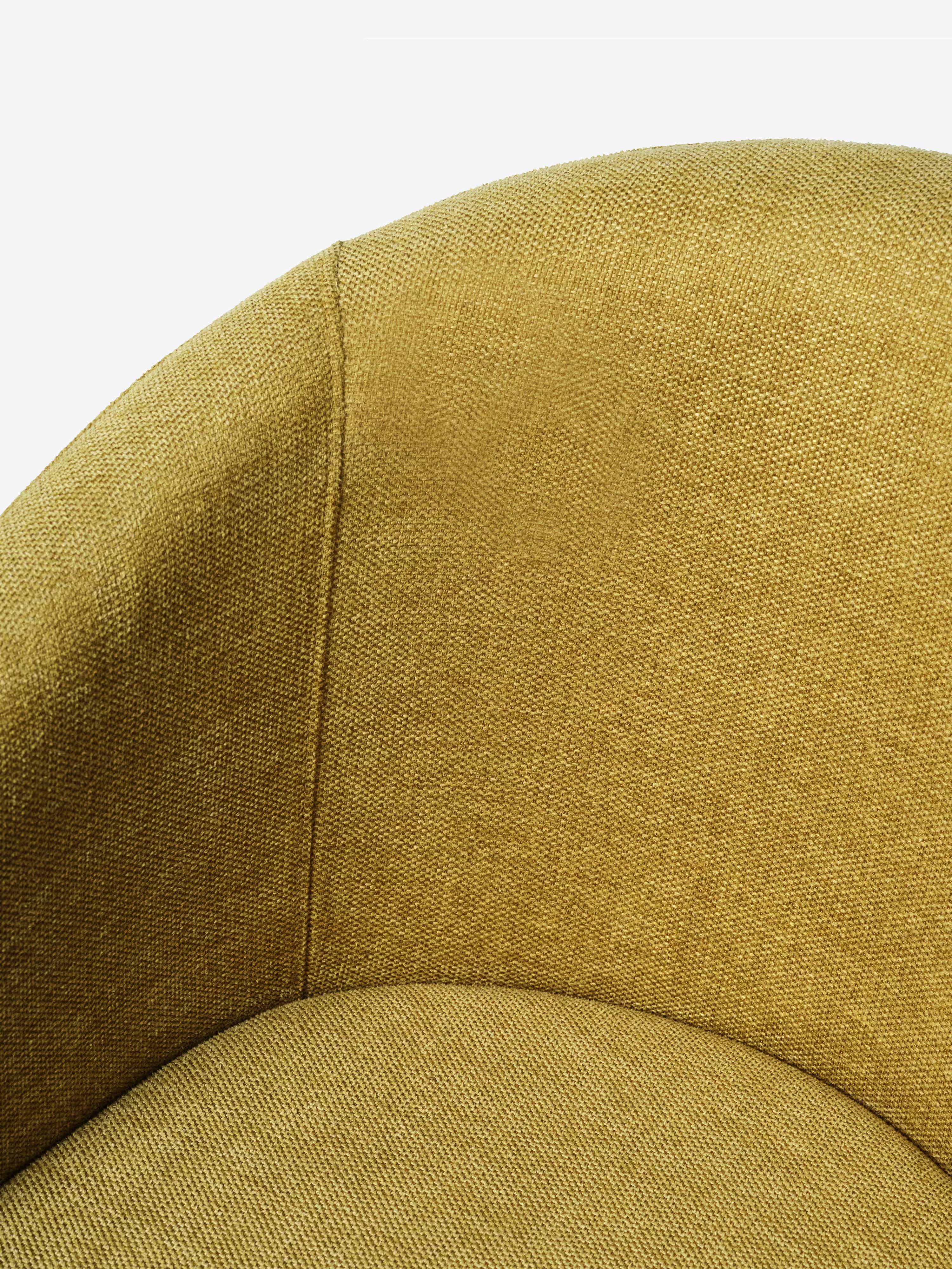Easton Chaise rembourrée en tissu design enveloppant avec accoudoirs et pieds en métal noir