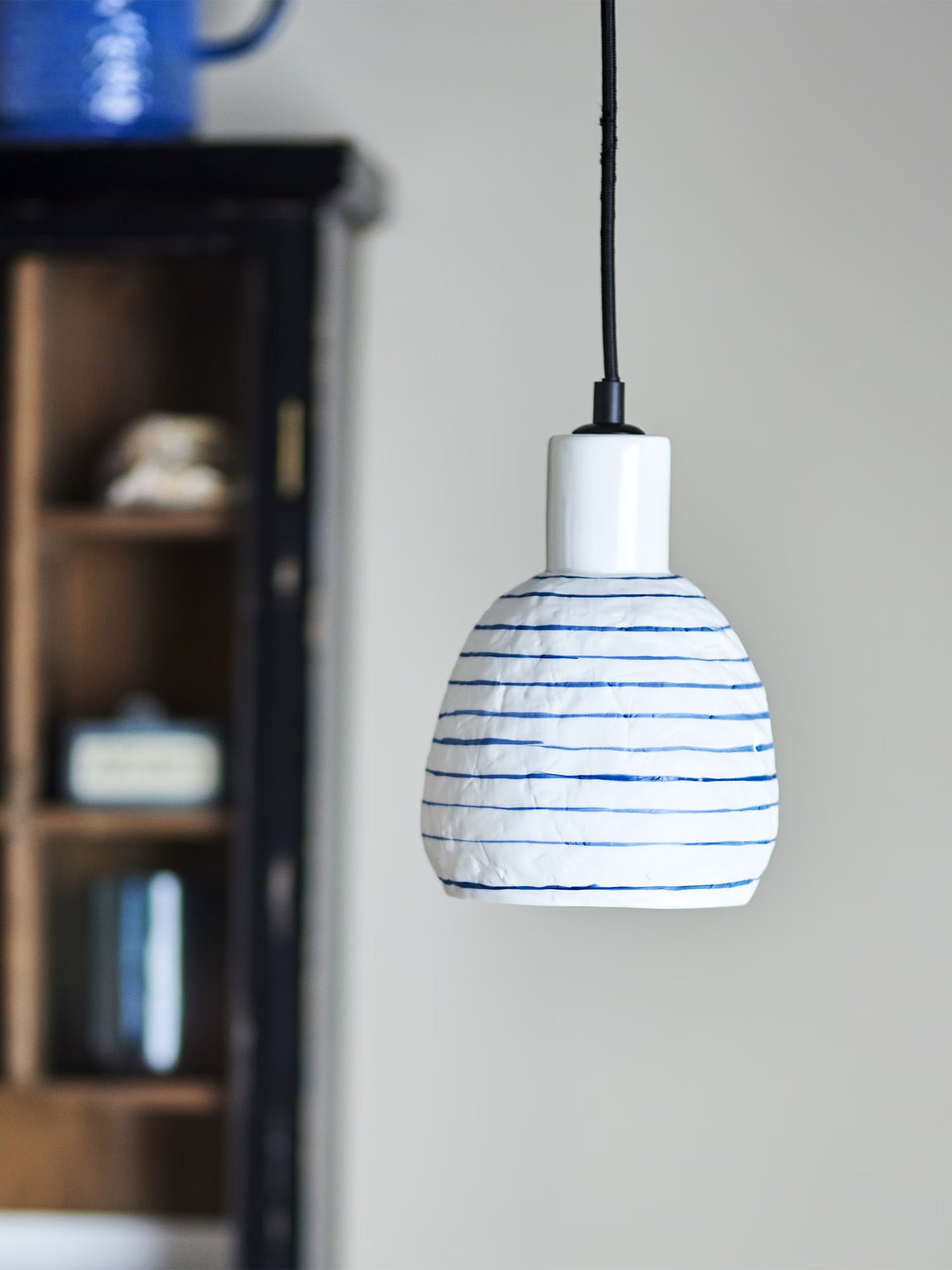 Elga Lampe suspendue en grès blanc décoré à la main de style méditerranéen