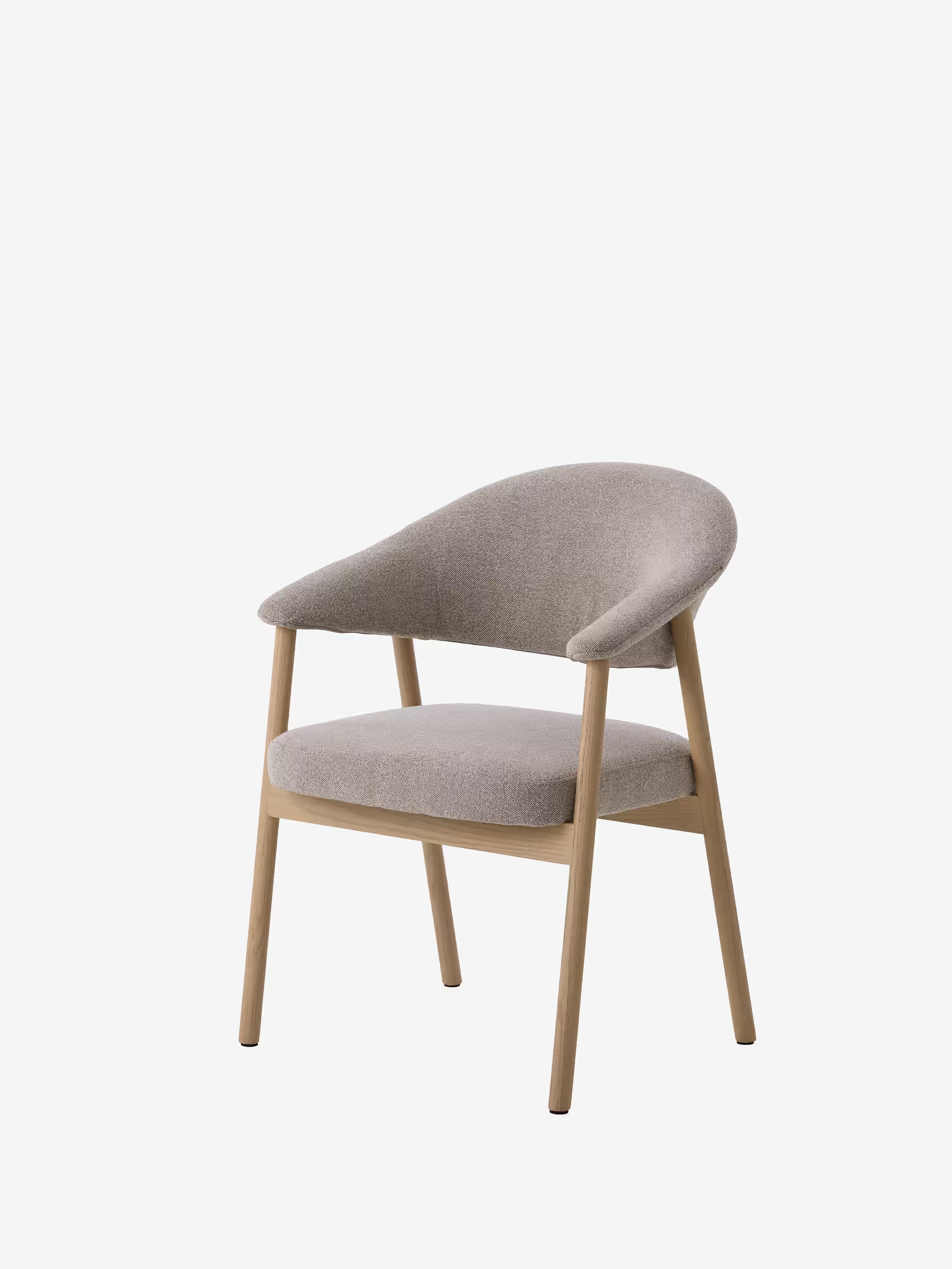 Elk chair in sand fabric and natural oak wood - modern and sustainable design