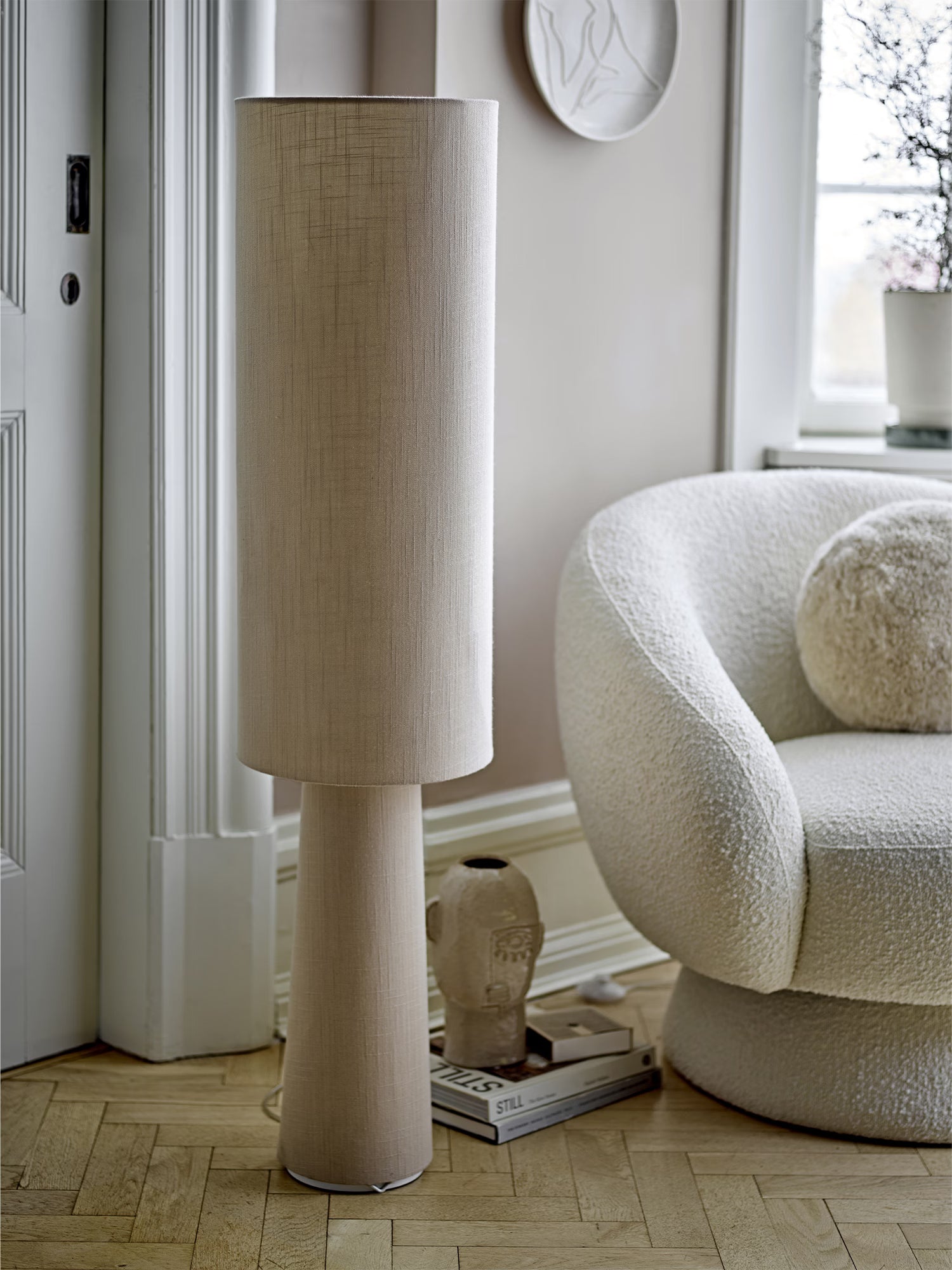 Emmie floor lamp in linen – Welcoming style
