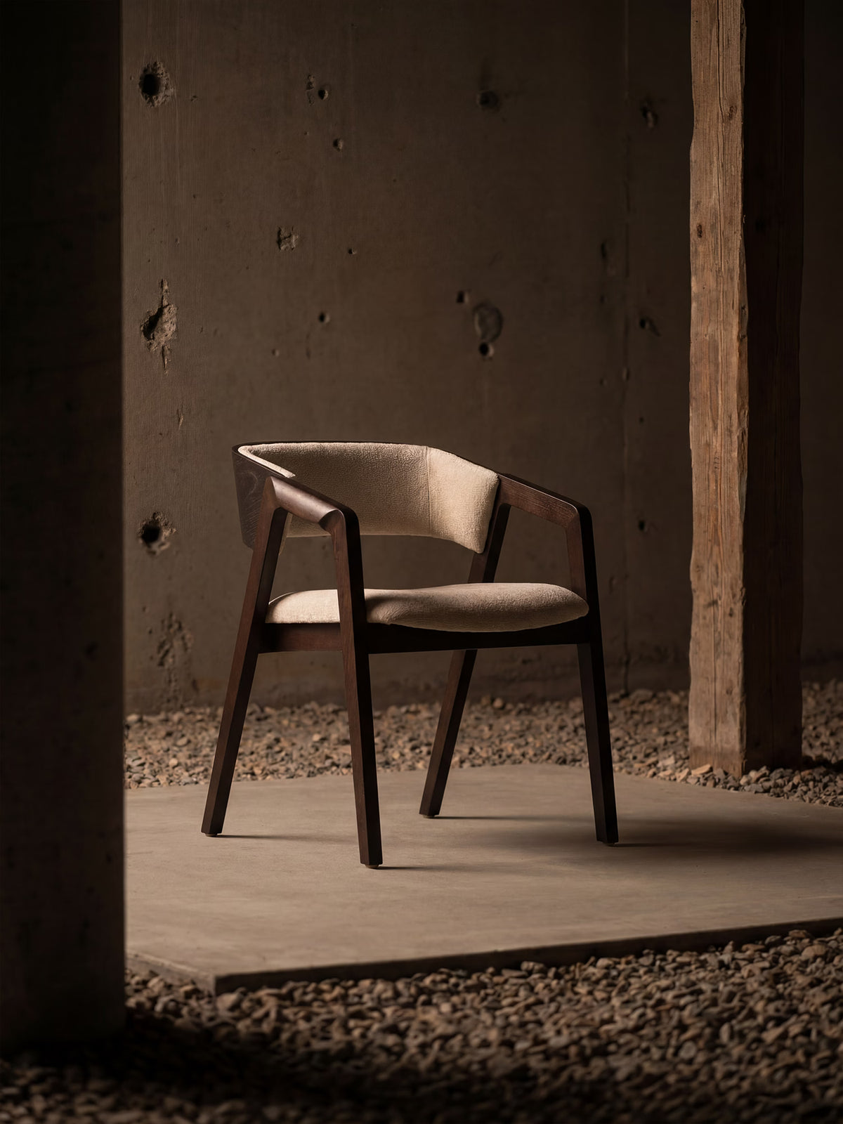 Etra Sedia in legno massello e ciniglia beige con braccioli - design moderno ed elegante