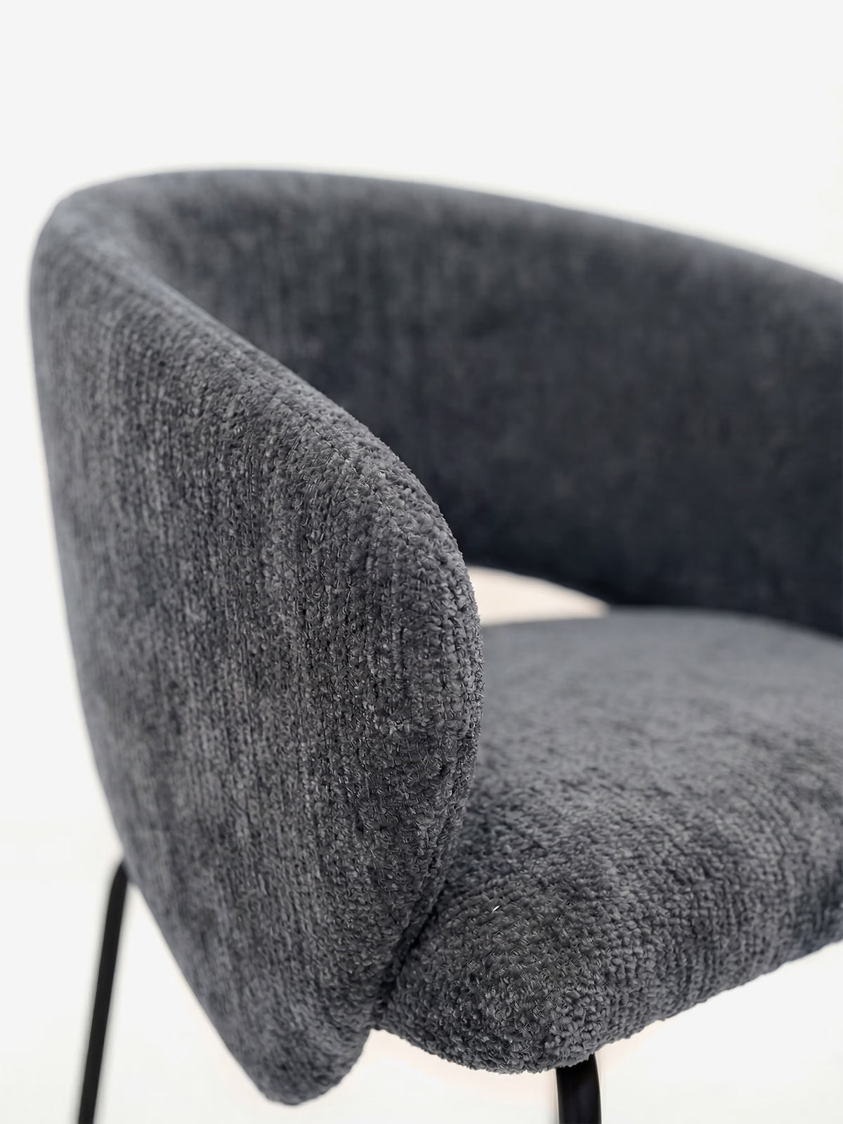 Fosca Sedia imbottita di design in morbido tessuto con braccioli e gambe in metallo nero