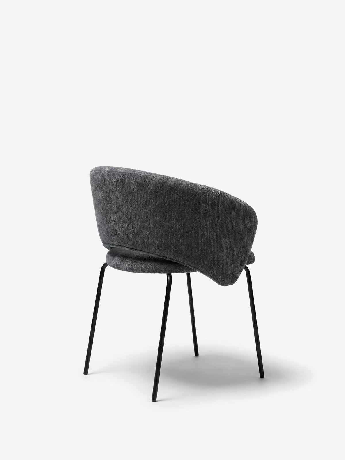 Fosca Sedia imbottita di design in morbido tessuto con braccioli e gambe in metallo nero