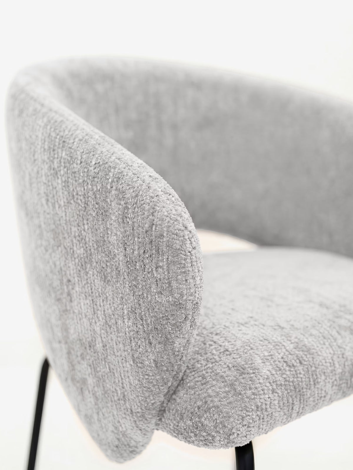Fosca Sedia imbottita di design in morbido tessuto con braccioli e gambe in metallo nero