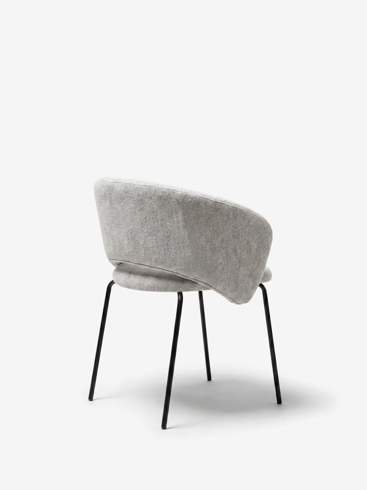 Fosca Sedia imbottita di design in morbido tessuto con braccioli e gambe in metallo nero