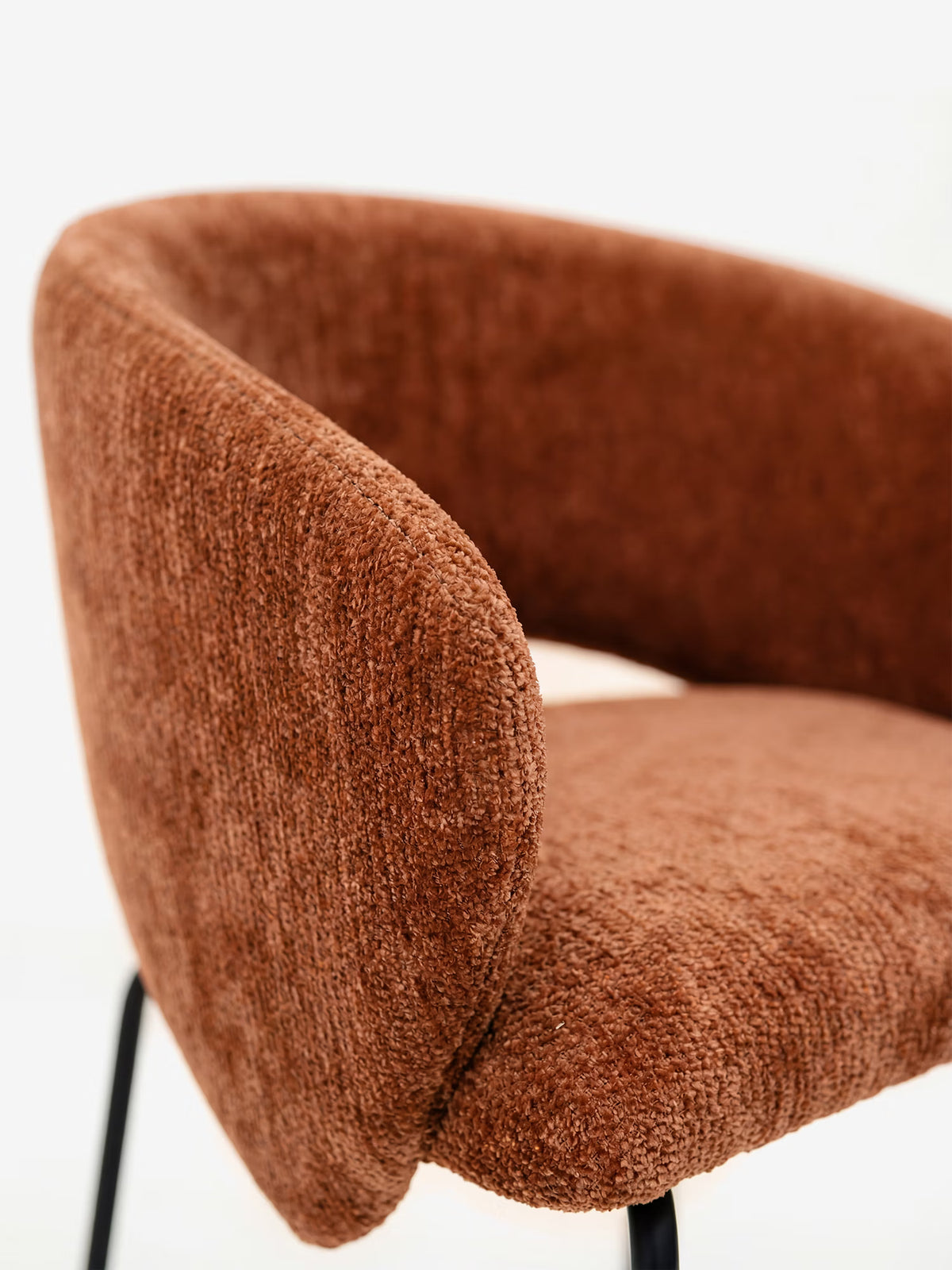 Fosca Sedia imbottita di design in morbido tessuto con braccioli e gambe in metallo nero