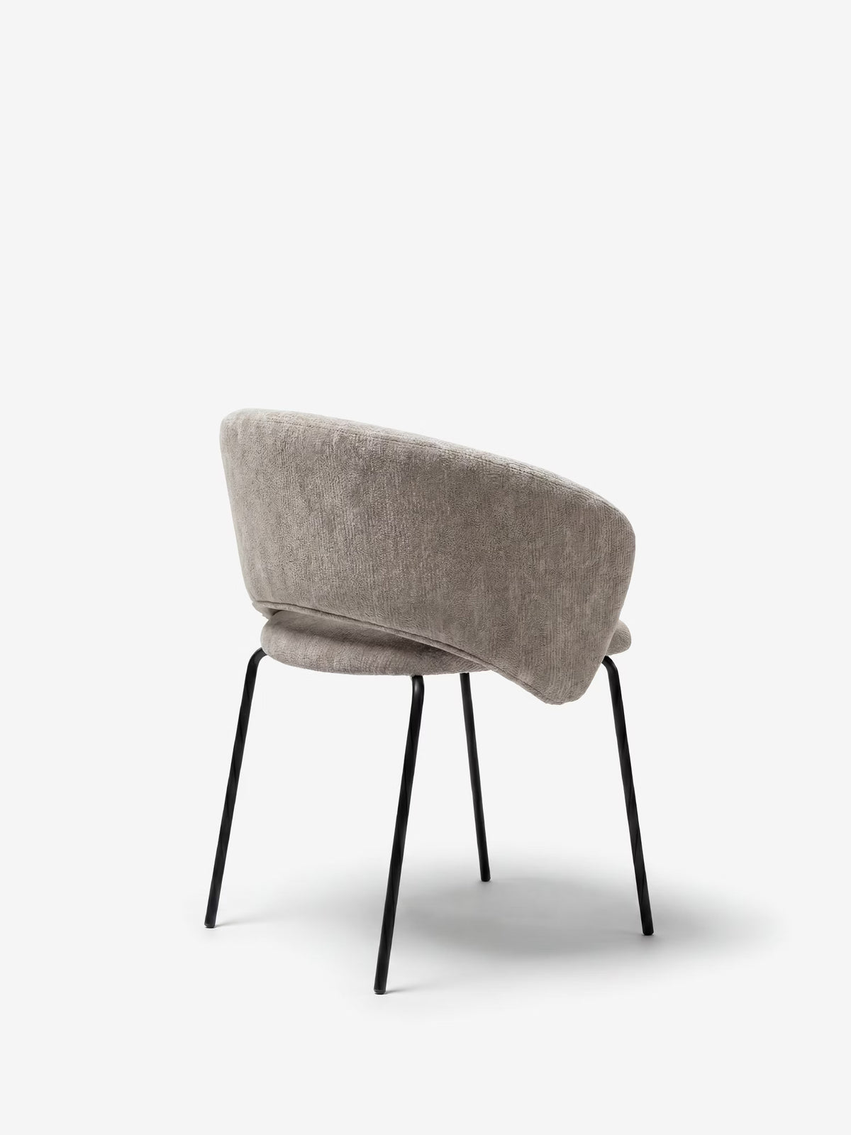 Fosca Sedia imbottita di design in morbido tessuto con braccioli e gambe in metallo nero