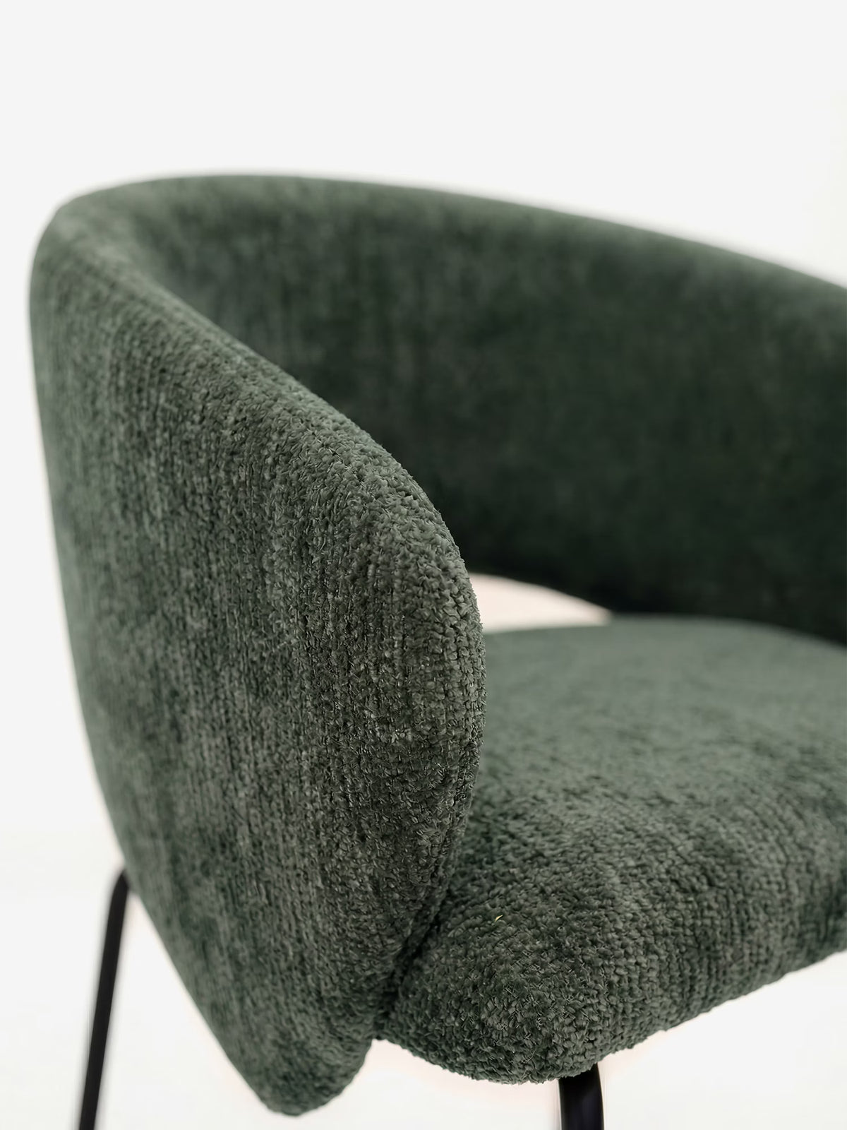 Fosca Sedia imbottita di design in morbido tessuto con braccioli e gambe in metallo nero