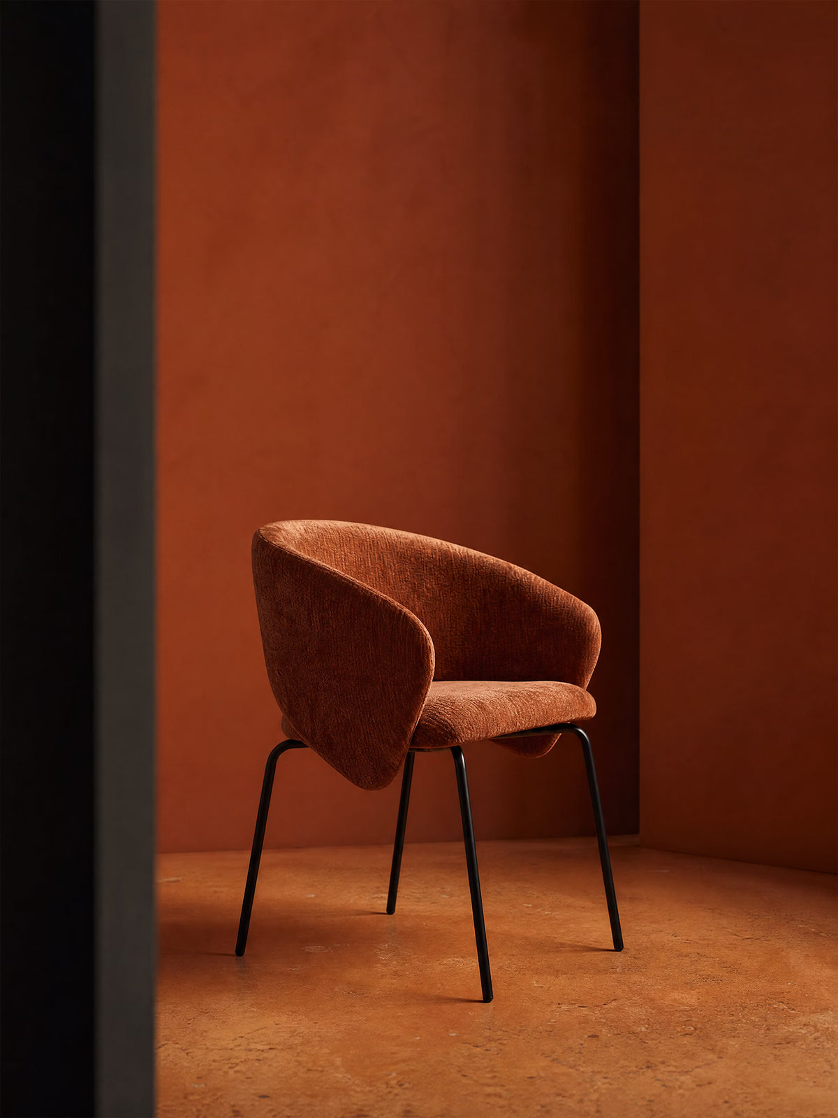 Fosca Sedia imbottita di design in morbido tessuto con braccioli e gambe in metallo nero