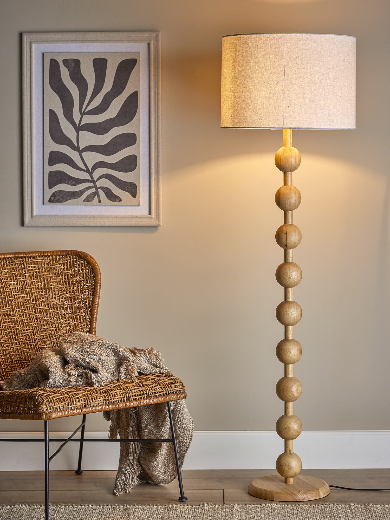 Lampadaire Giacoma en bois rubberwood – Design nordique