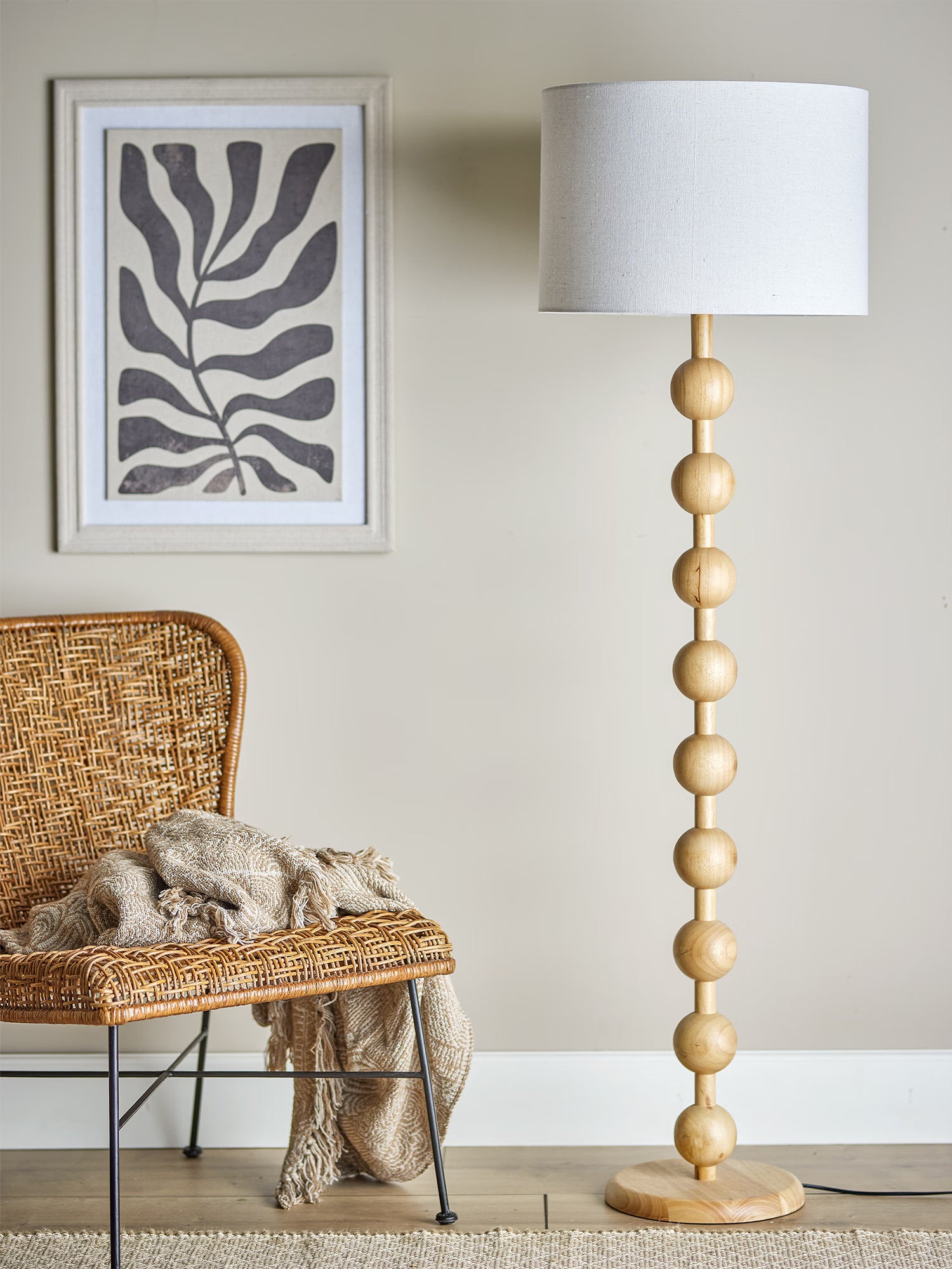 Lampadaire Giacoma en bois rubberwood – Design nordique