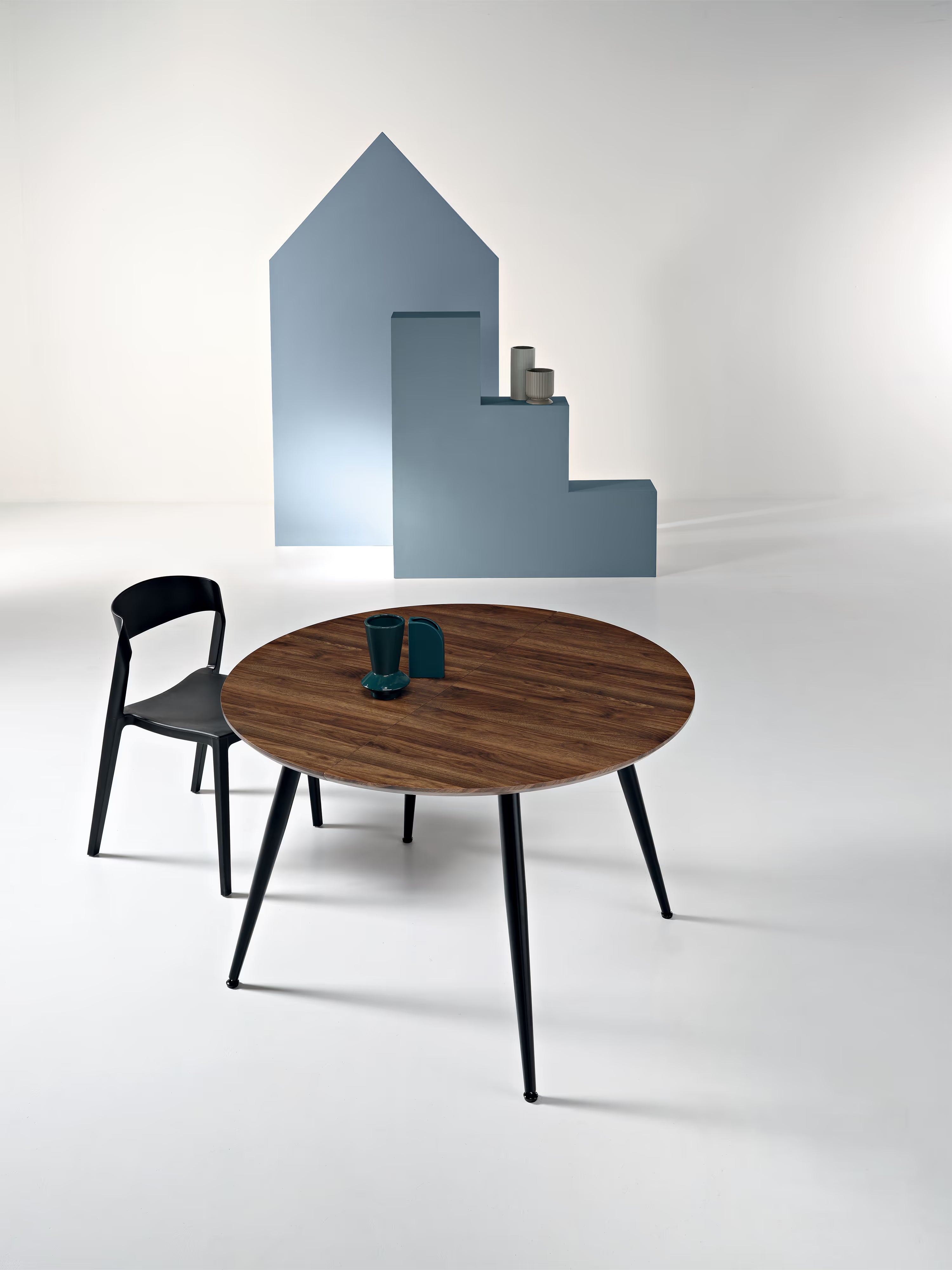 Habla Tavolo rotondo allungabile con piano in legno teak – base in metallo nero Ø 120 (L 160) cm