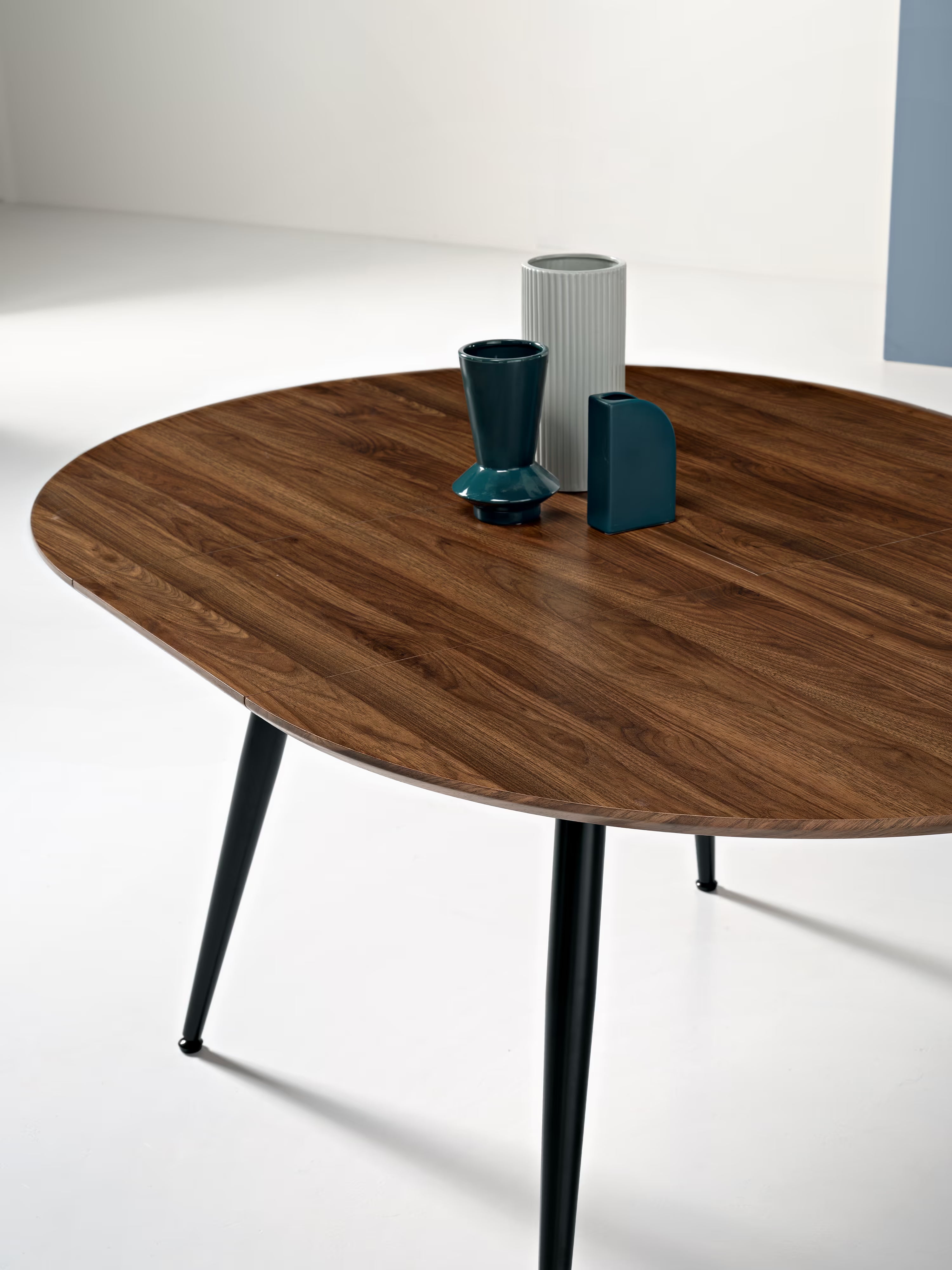 Habla Table ronde extensible avec plateau en bois teck – base en métal noir Ø 120 (L 160) cm