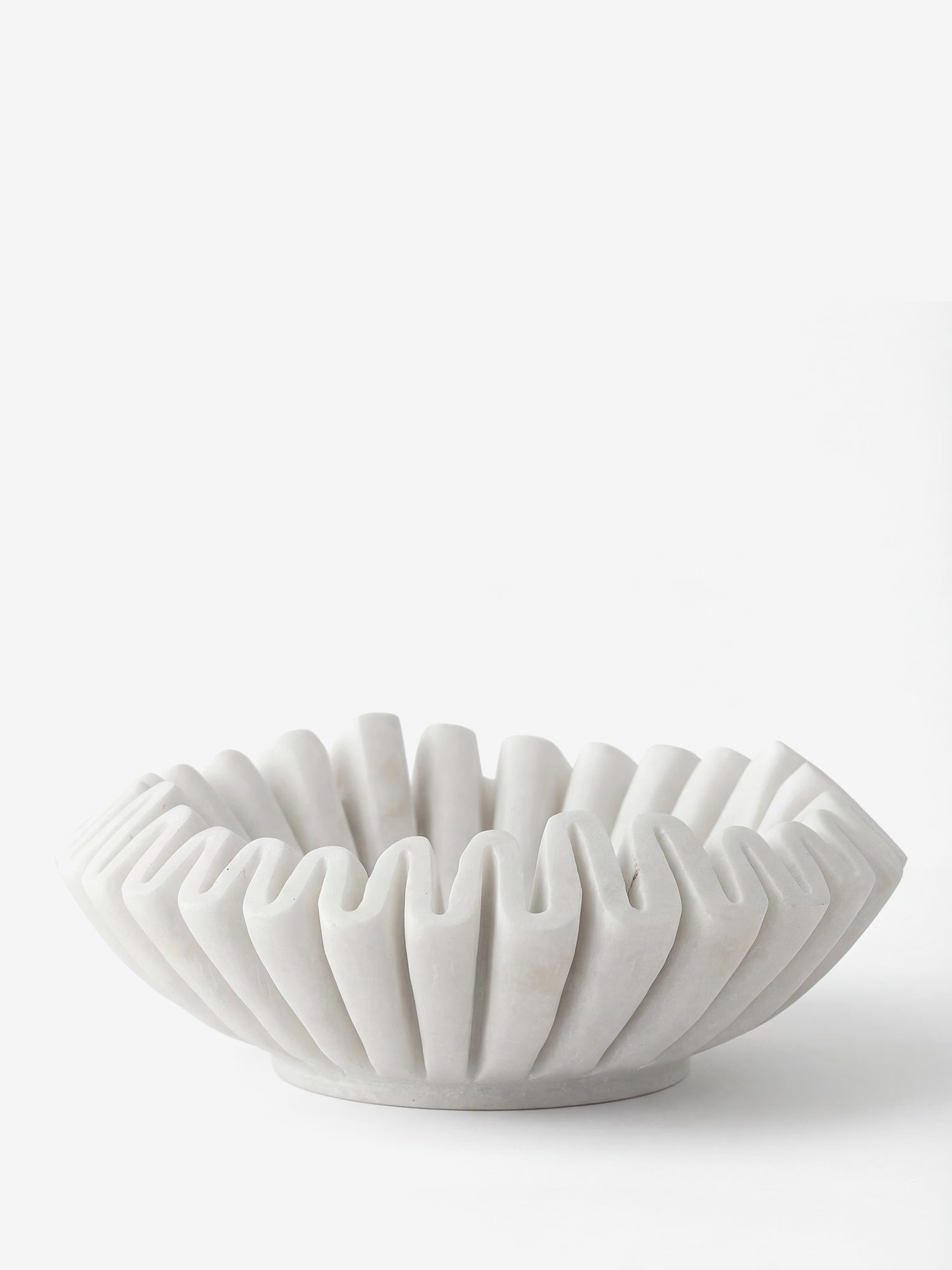 Harmonia skulpturale Schale aus weißem Marmor mit geschnitztem Design Ø17,5 cm