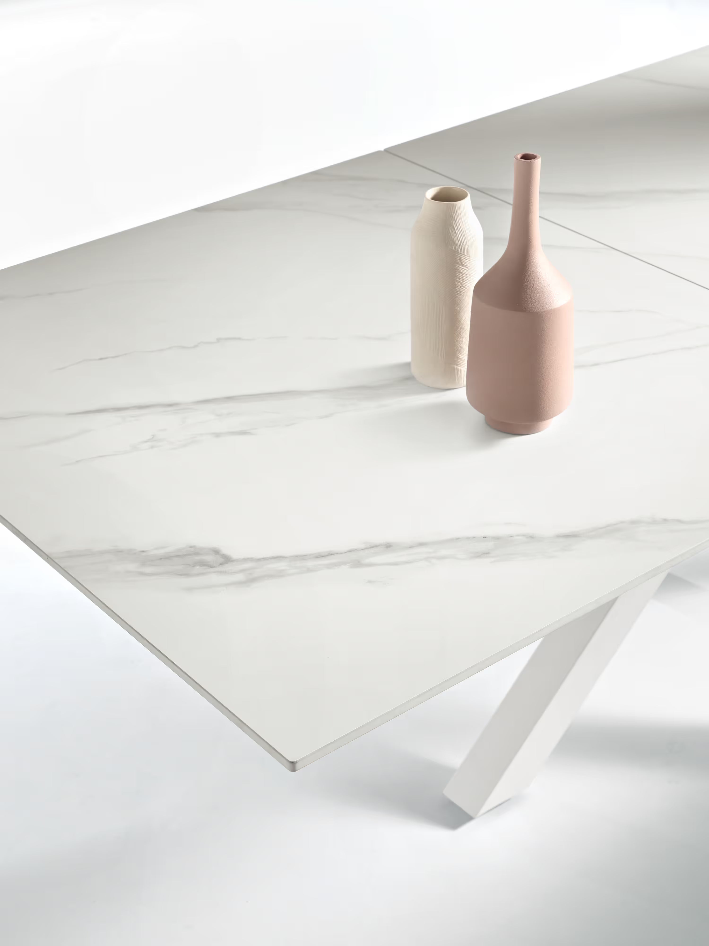 Hero Mesa extensible efecto mármol blanco – base de metal blanco 180 (240) x 100 cm