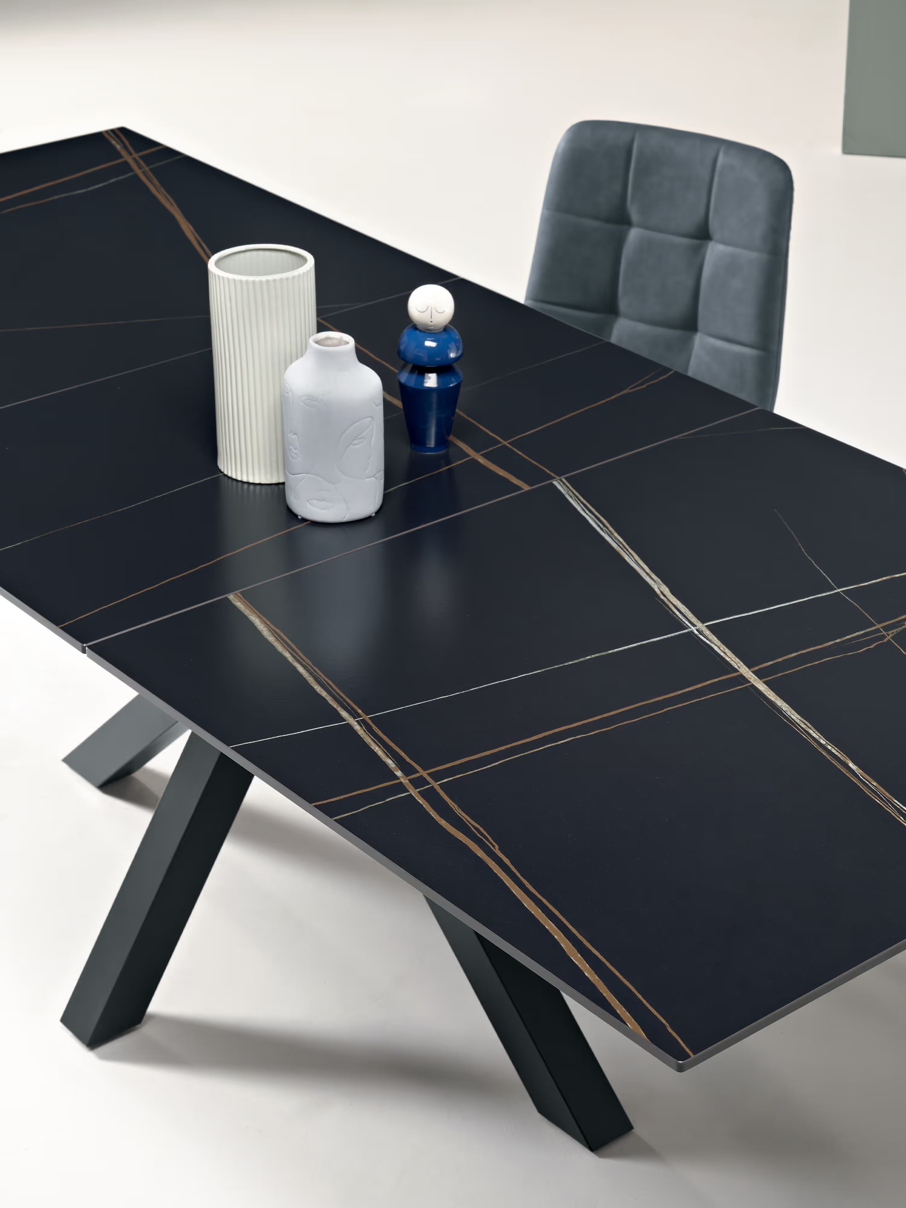 Hero Tavolo allungabile effetto marmo nero – base in metallo nero 180 (240) x 100 cm