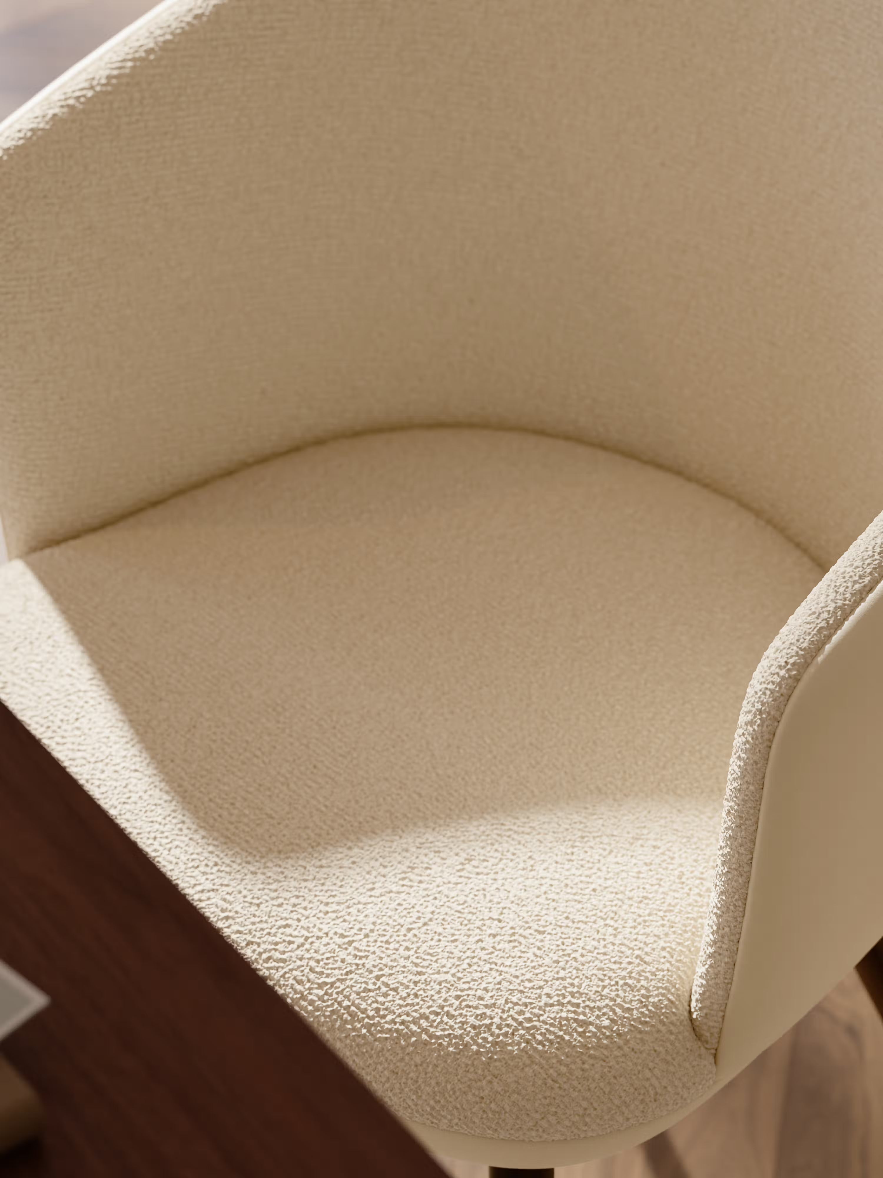 HEY Chaise avec accoudoirs en tissu bouclé et cuir synthétique avec pieds en métal