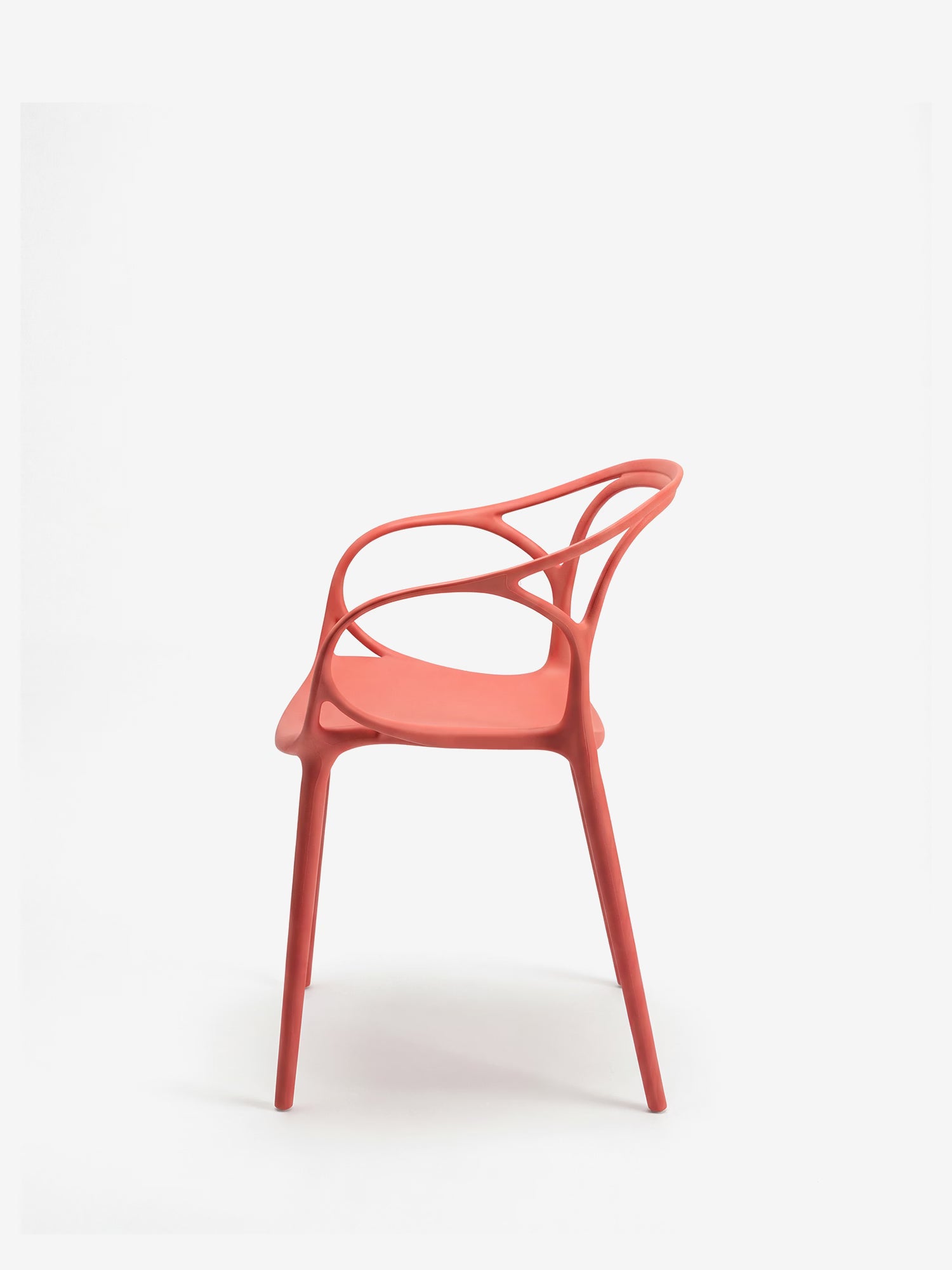 HUG Silla de polipropileno para interior y exterior con diseño escultórico
