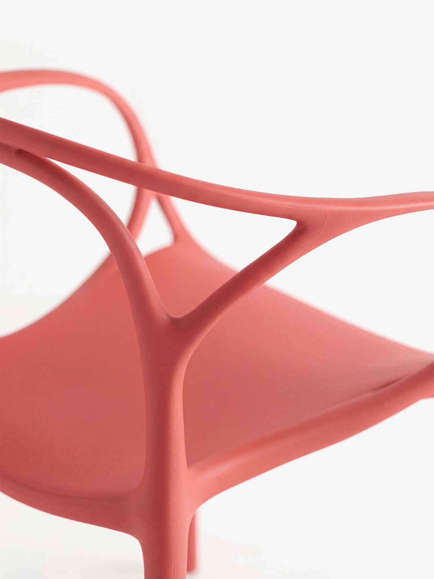 HUG Silla de polipropileno para interior y exterior con diseño escultórico