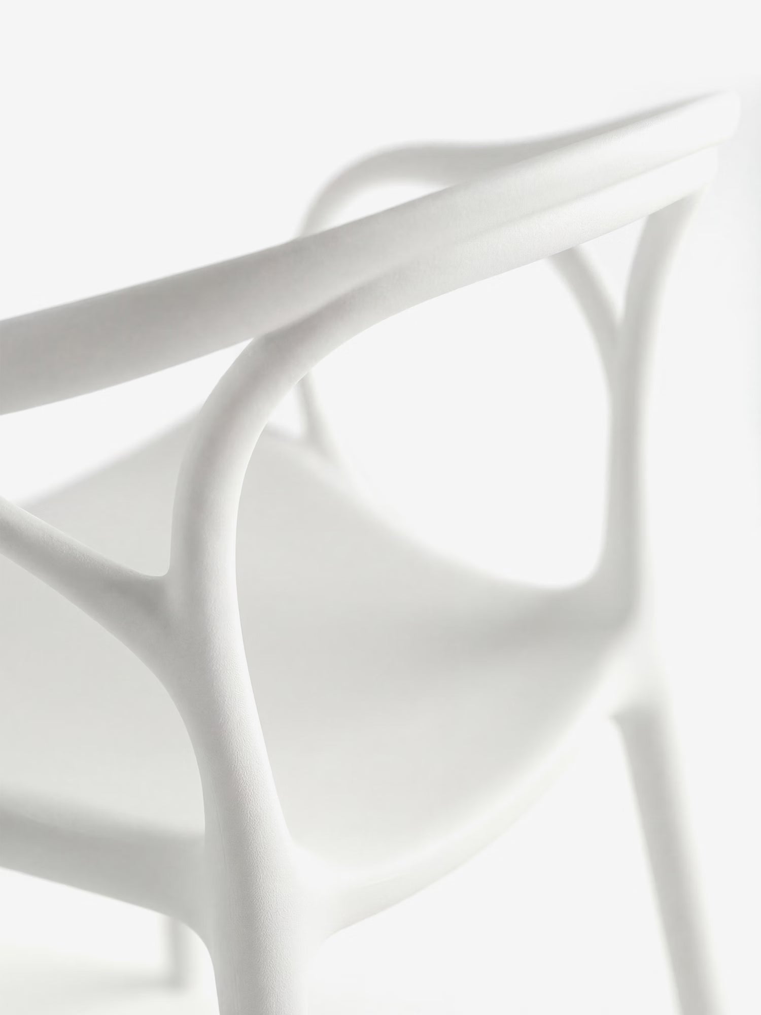 HUG Silla de polipropileno para interior y exterior con diseño escultórico