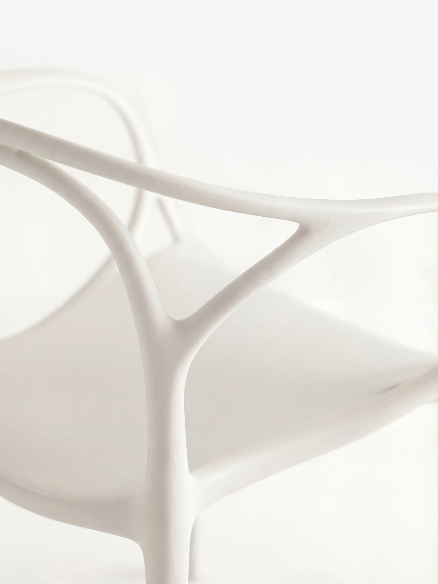 HUG Silla de polipropileno para interior y exterior con diseño escultórico