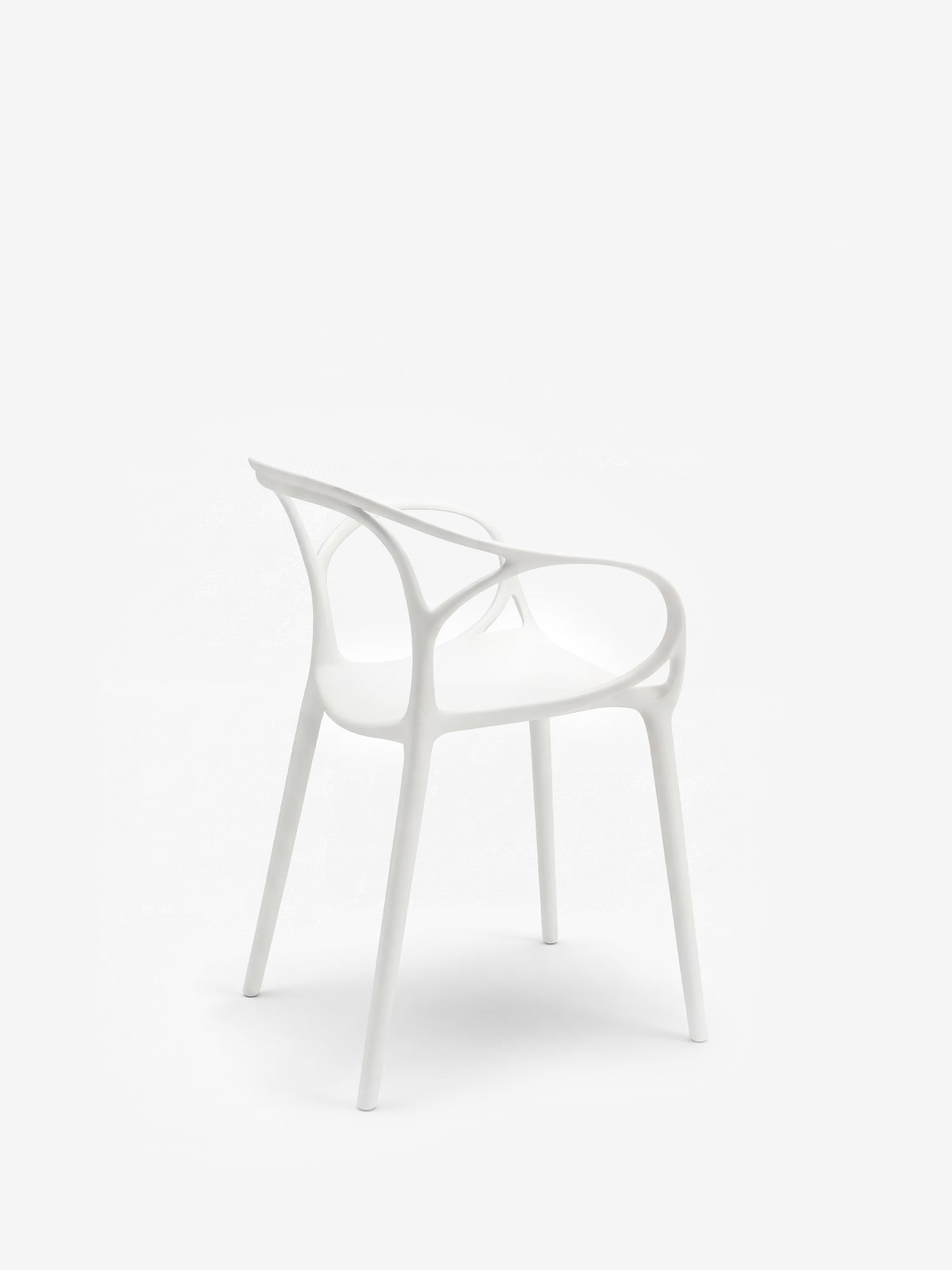 HUG Silla de polipropileno para interior y exterior con diseño escultórico