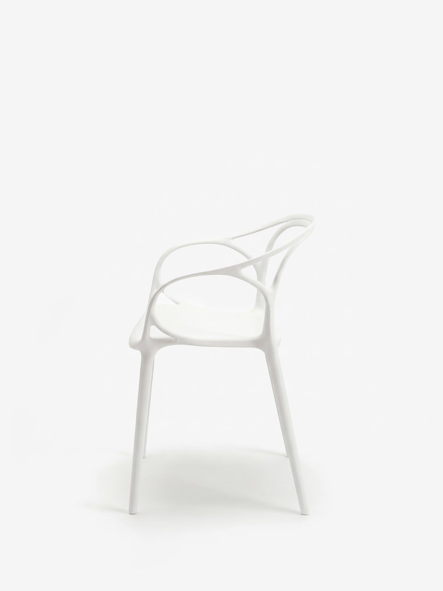 HUG Silla de polipropileno para interior y exterior con diseño escultórico
