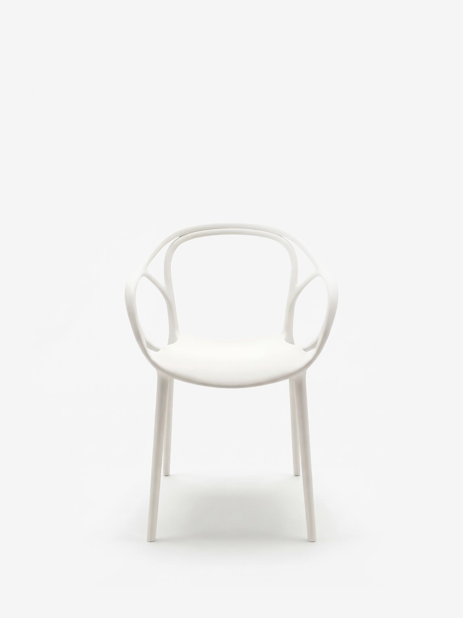 HUG Silla de polipropileno para interior y exterior con diseño escultórico