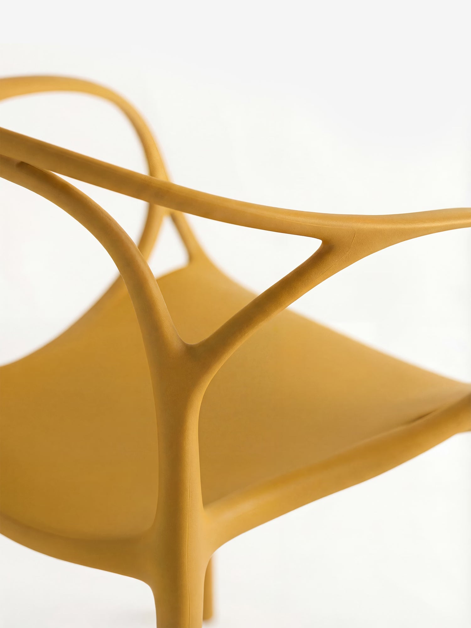HUG Silla de polipropileno para interior y exterior con diseño escultórico