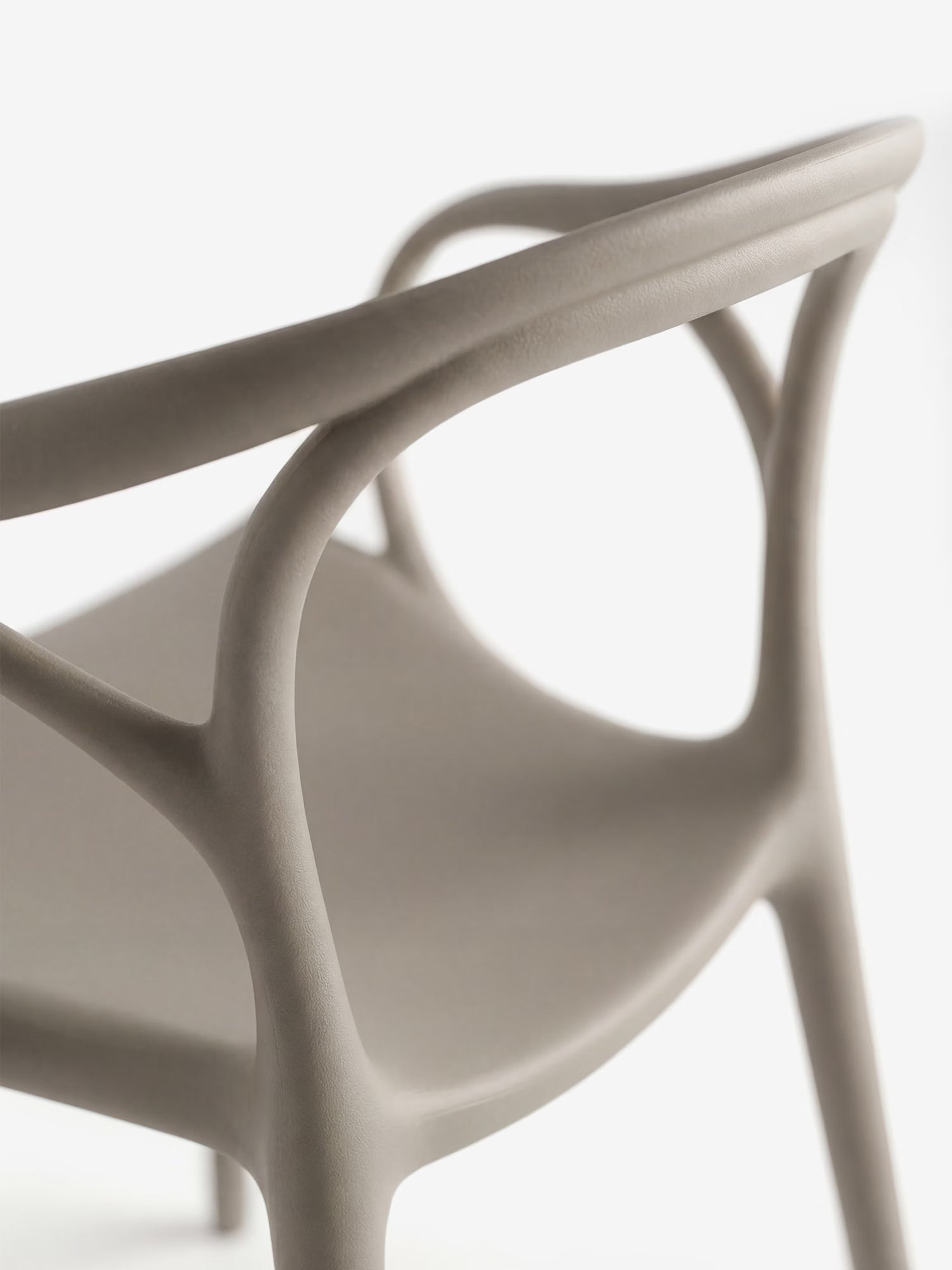 HUG Silla de polipropileno para interior y exterior con diseño escultórico