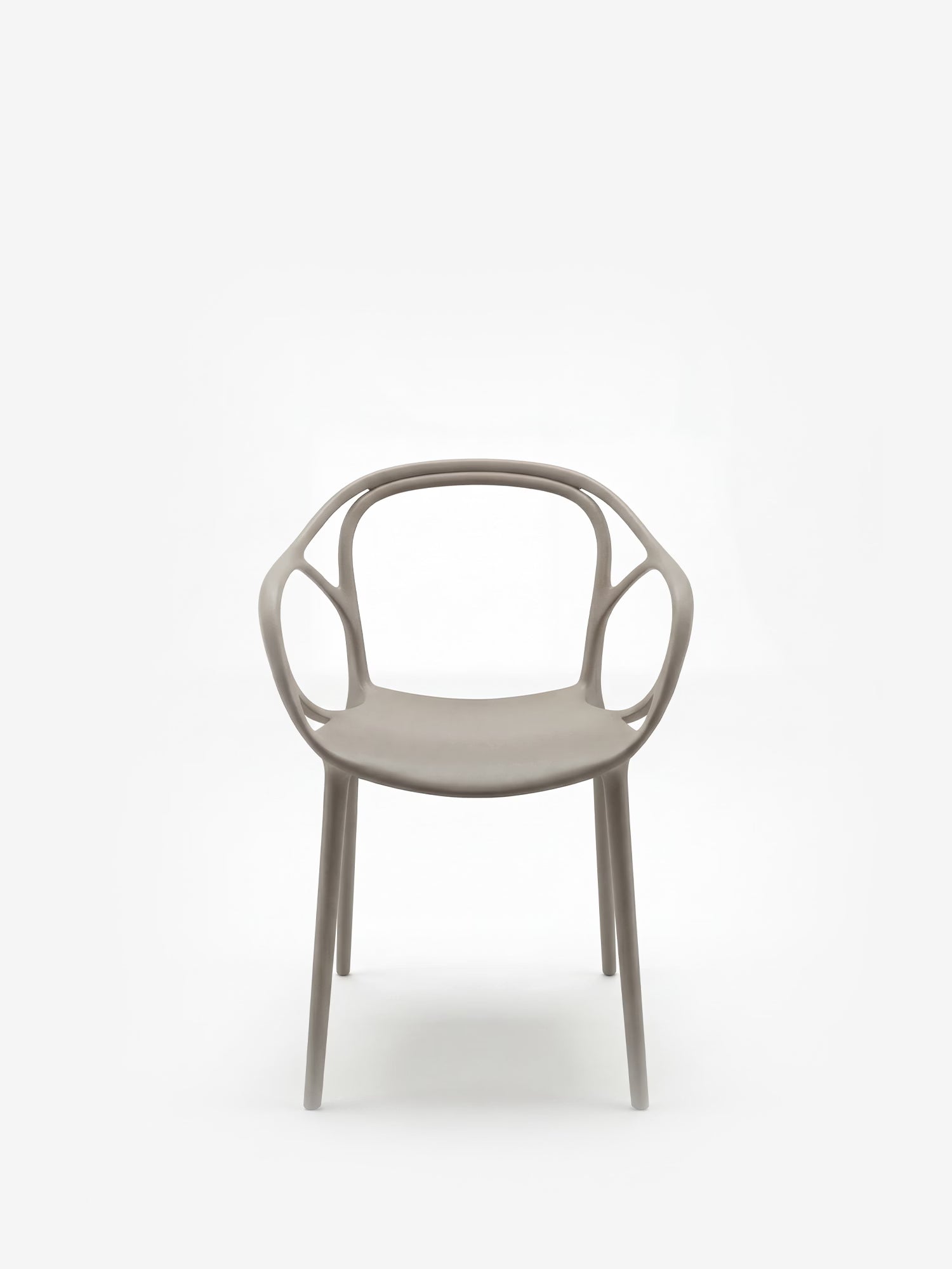HUG Silla de polipropileno para interior y exterior con diseño escultórico