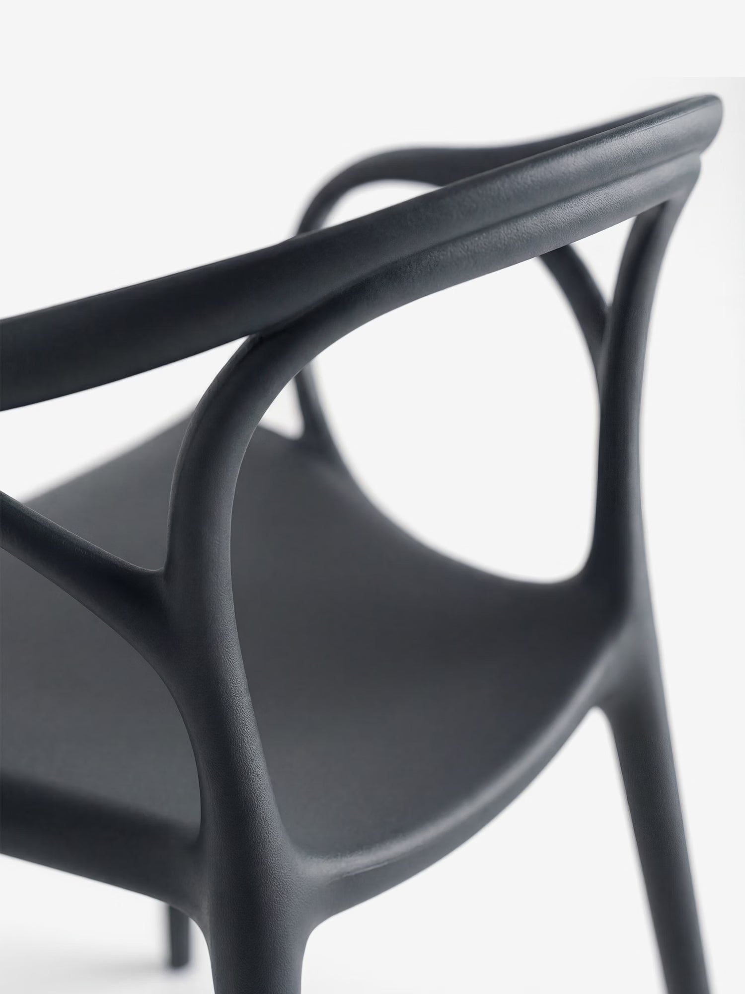 HUG Silla de polipropileno para interior y exterior con diseño escultórico