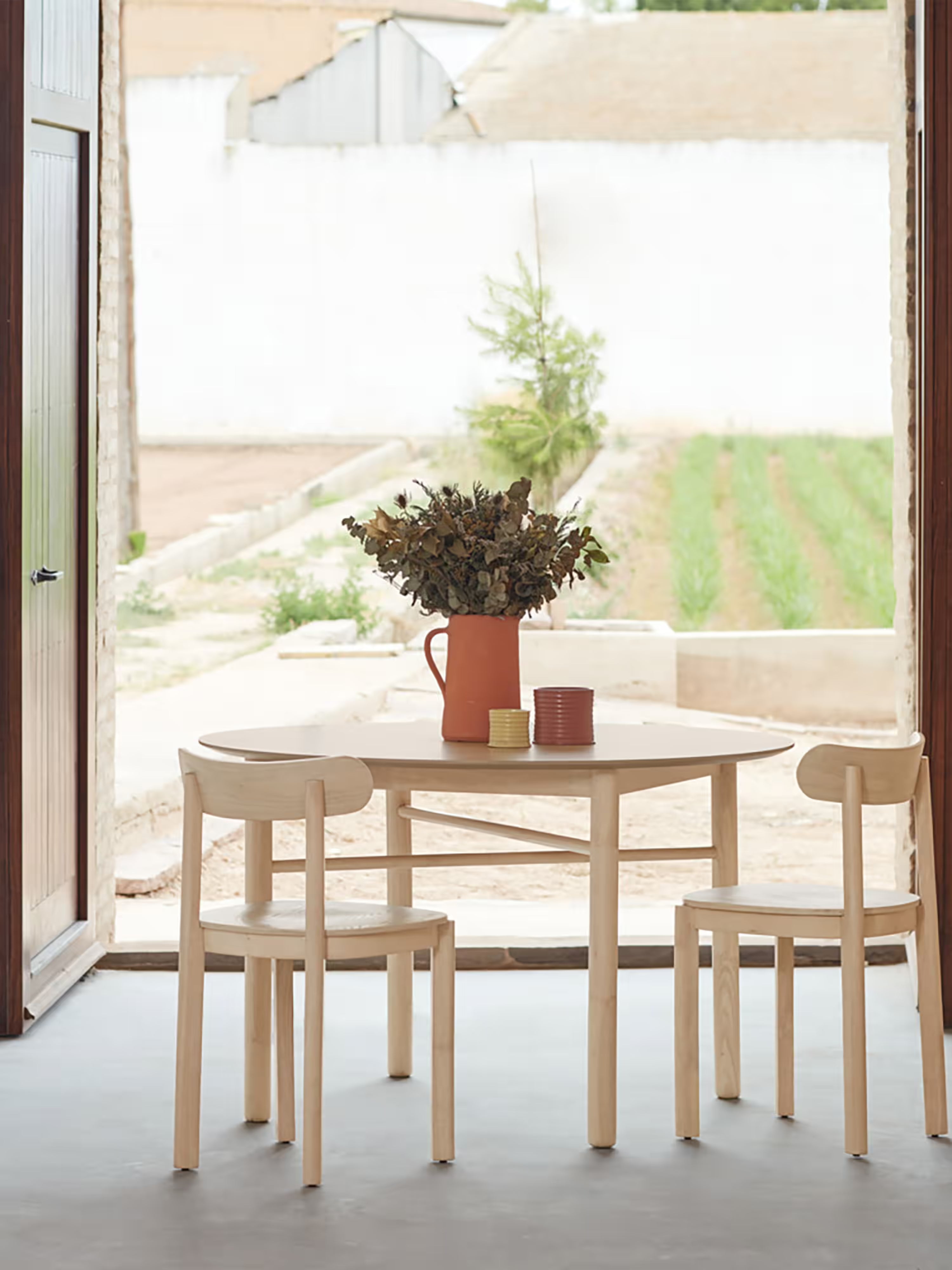 Junco Round dining table - in natural or black ash Ø120 cm