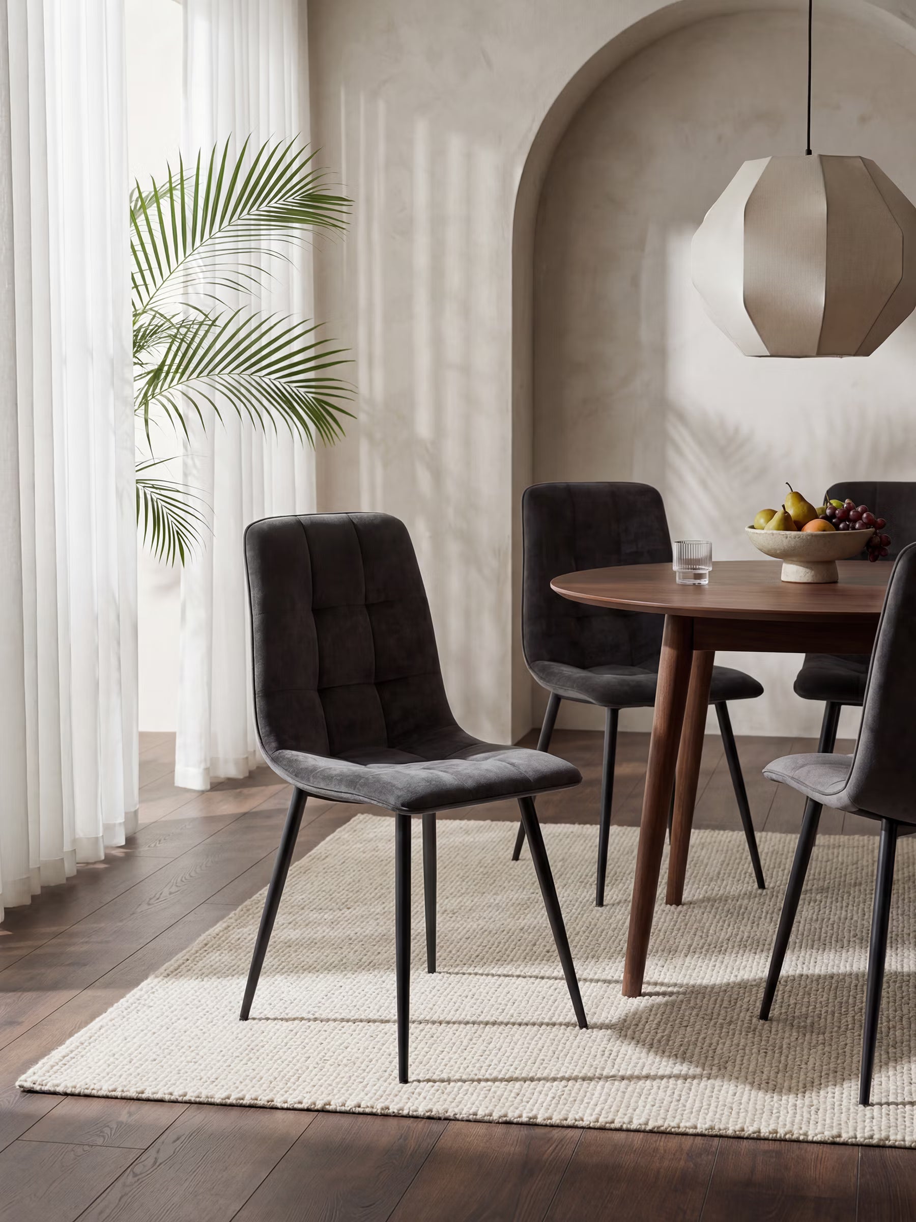 Chaise Katerine en tissu velours côtelé gris foncé avec structure noire – moderne et confortable
