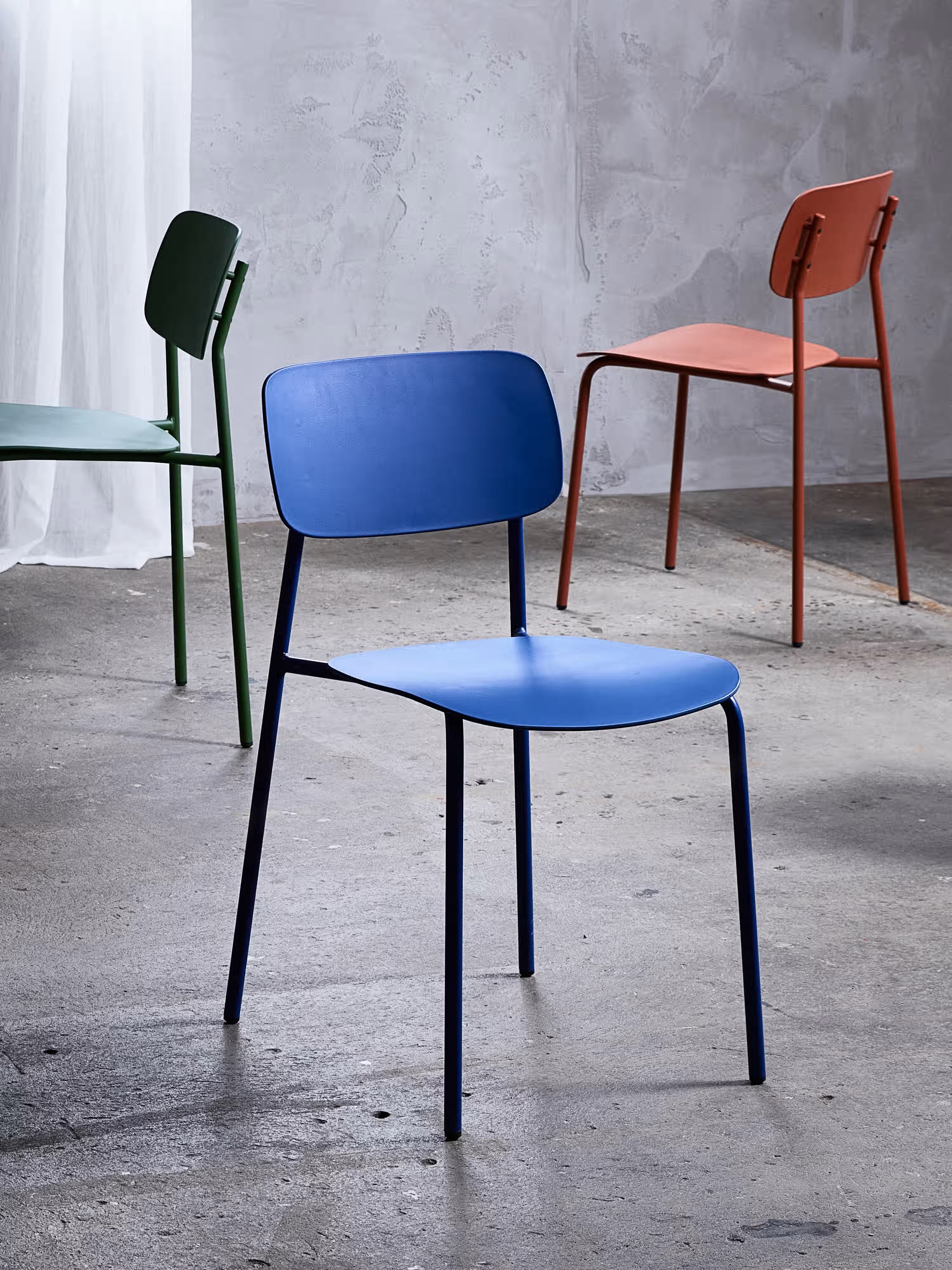 Chaise Kirkland en polyéthylène coloré avec structure métallique assortie