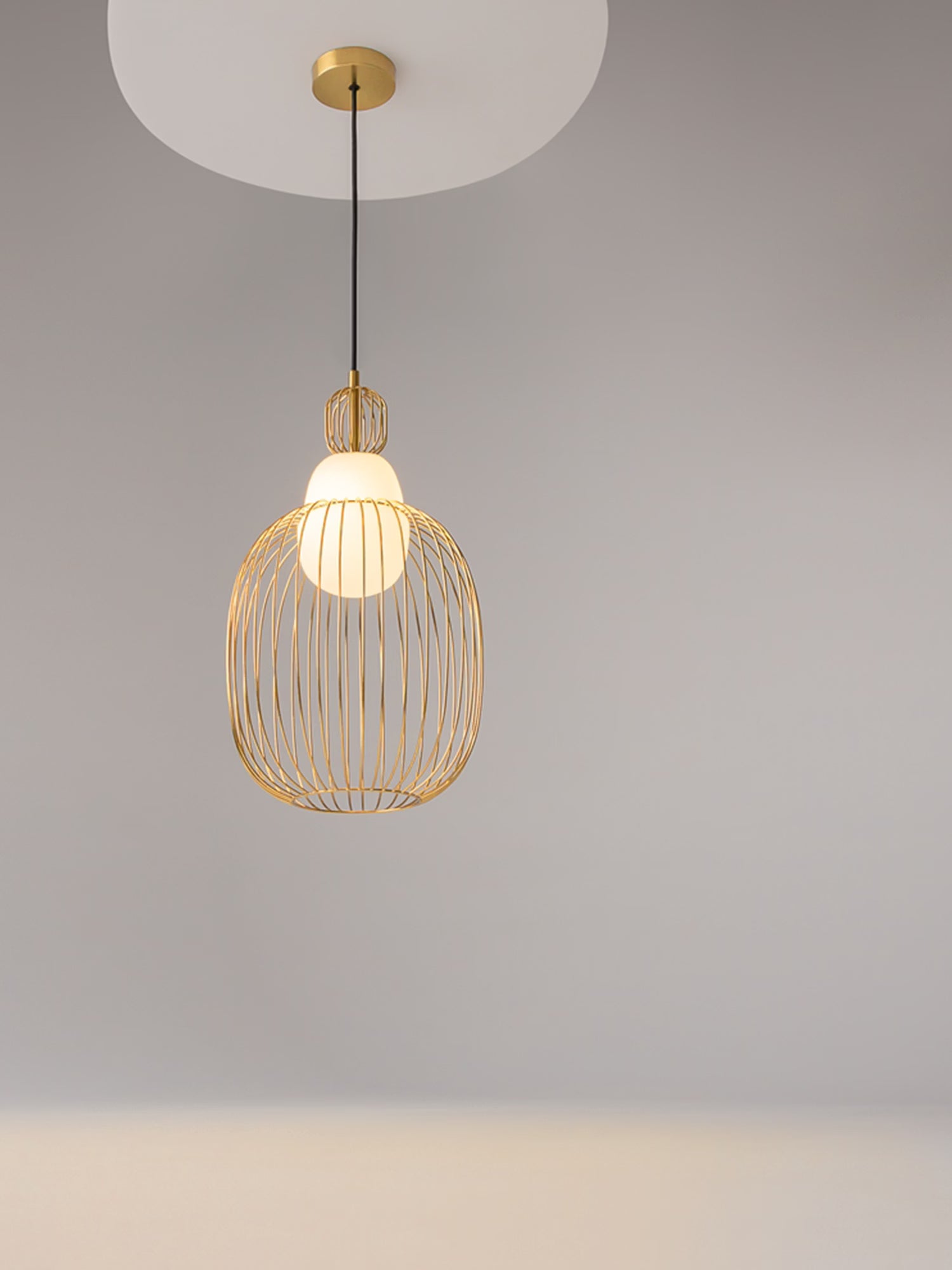 Levitation Ø26 cm Lampada a sospensione di design in ottone con paralume a fili e diffusore in vetro