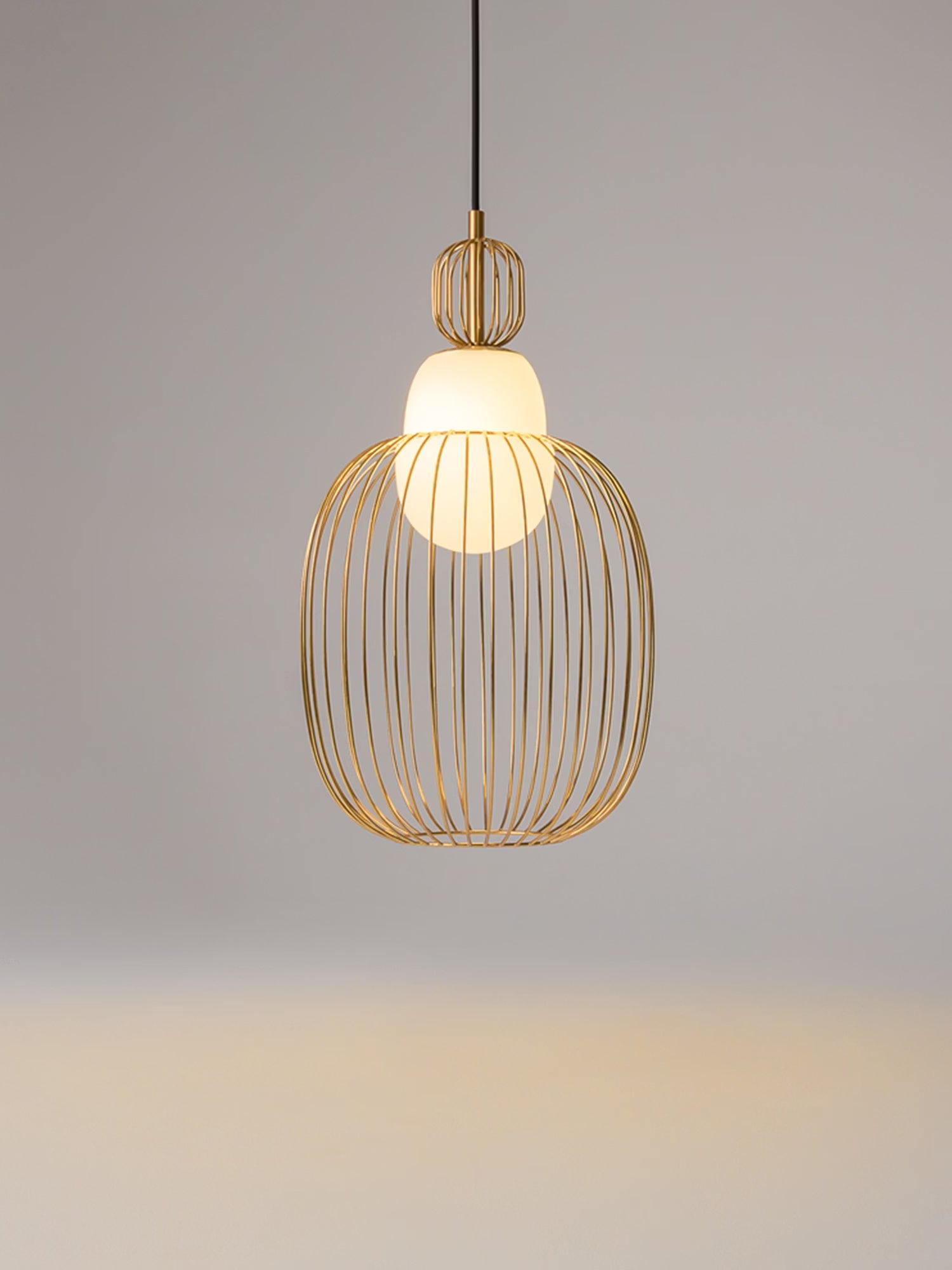 Levitation Ø26 cm Lampada a sospensione di design in ottone con paralume a fili e diffusore in vetro