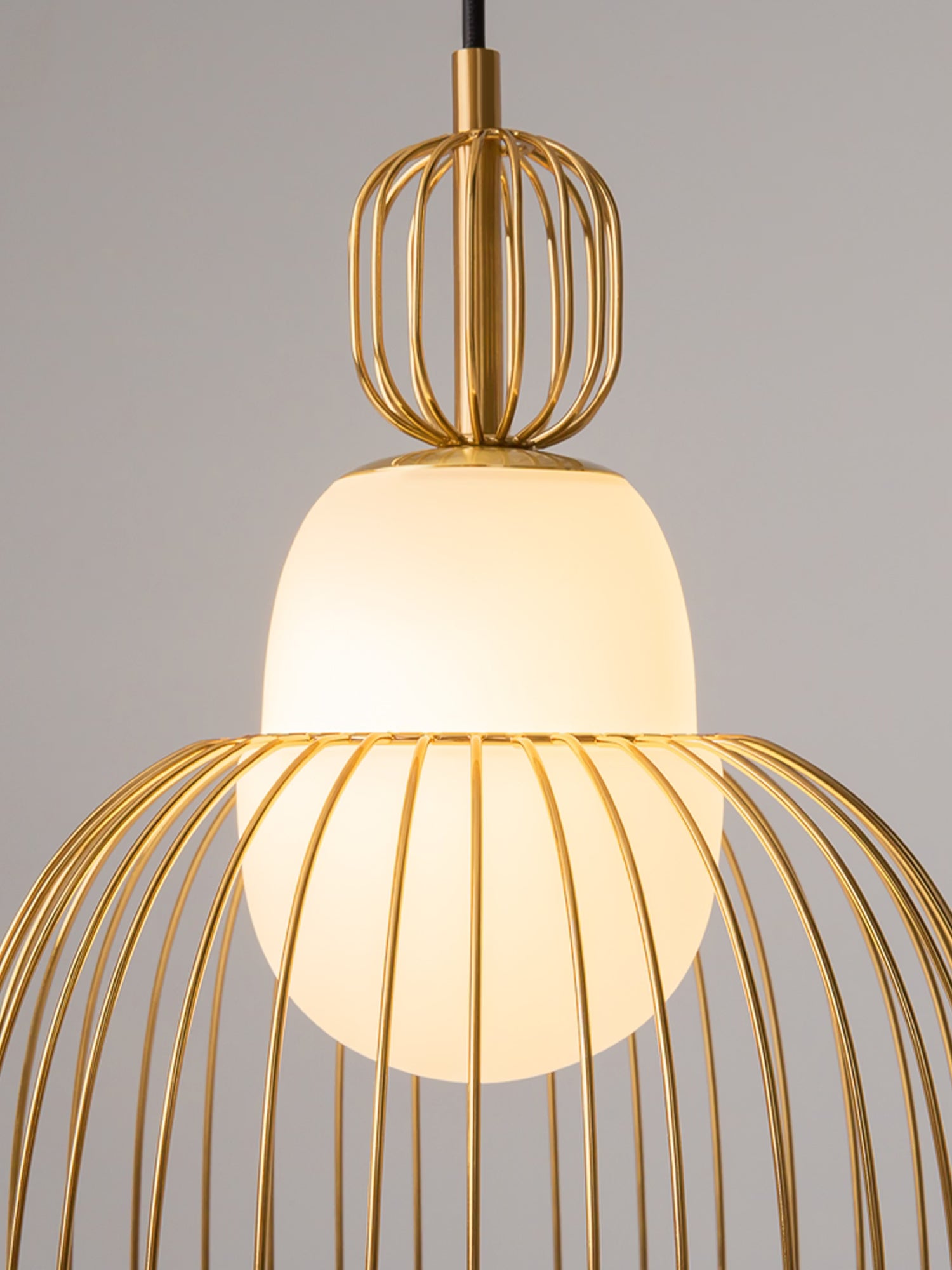 Levitation Ø26 cm Lampada a sospensione di design in ottone con paralume a fili e diffusore in vetro