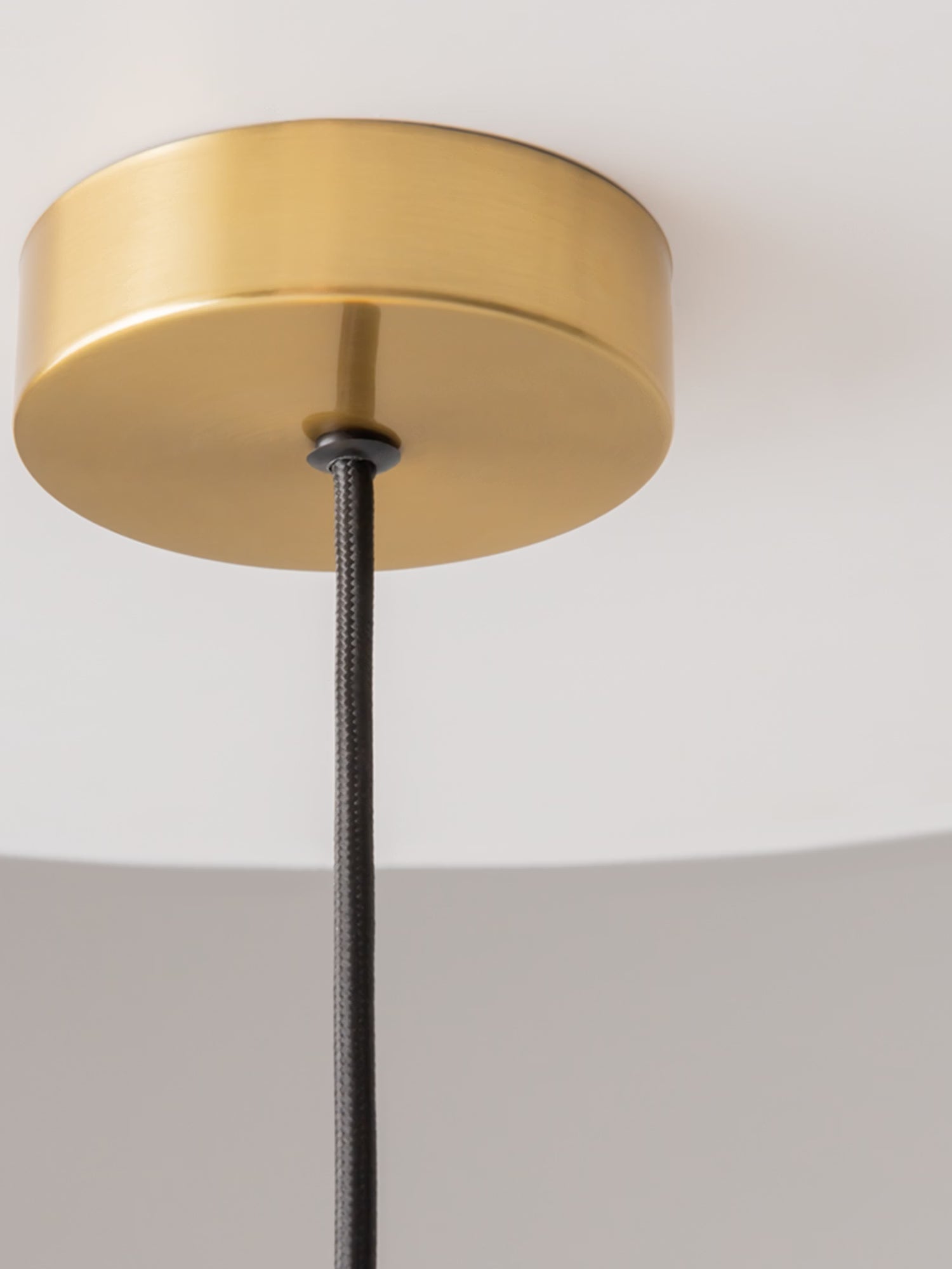 Levitation Ø26 cm Lampada a sospensione di design in ottone con paralume a fili e diffusore in vetro