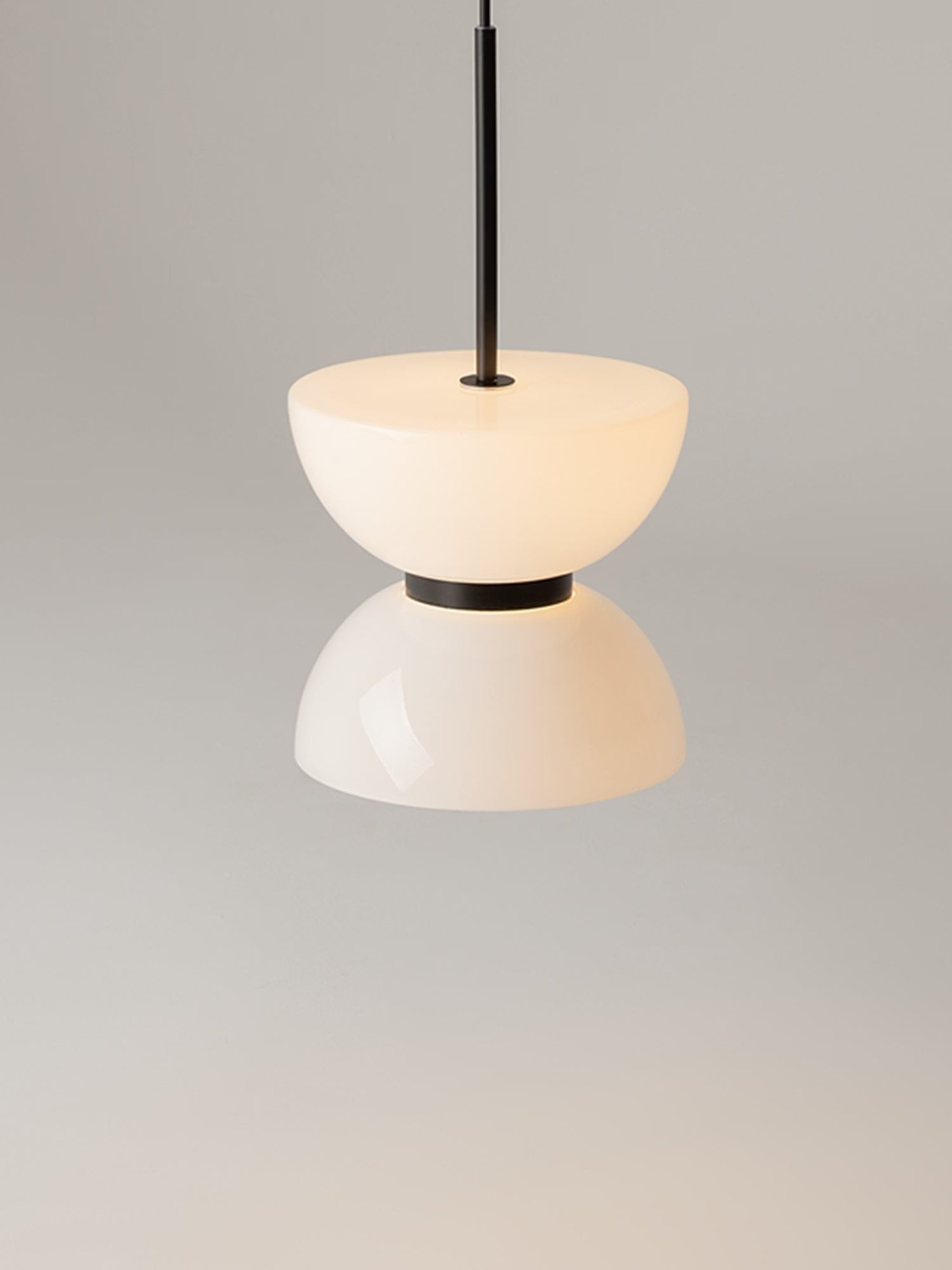 Kyoto Lámpara colgante de diseño en vidrio y metal disponible en tres acabados con LED integrado