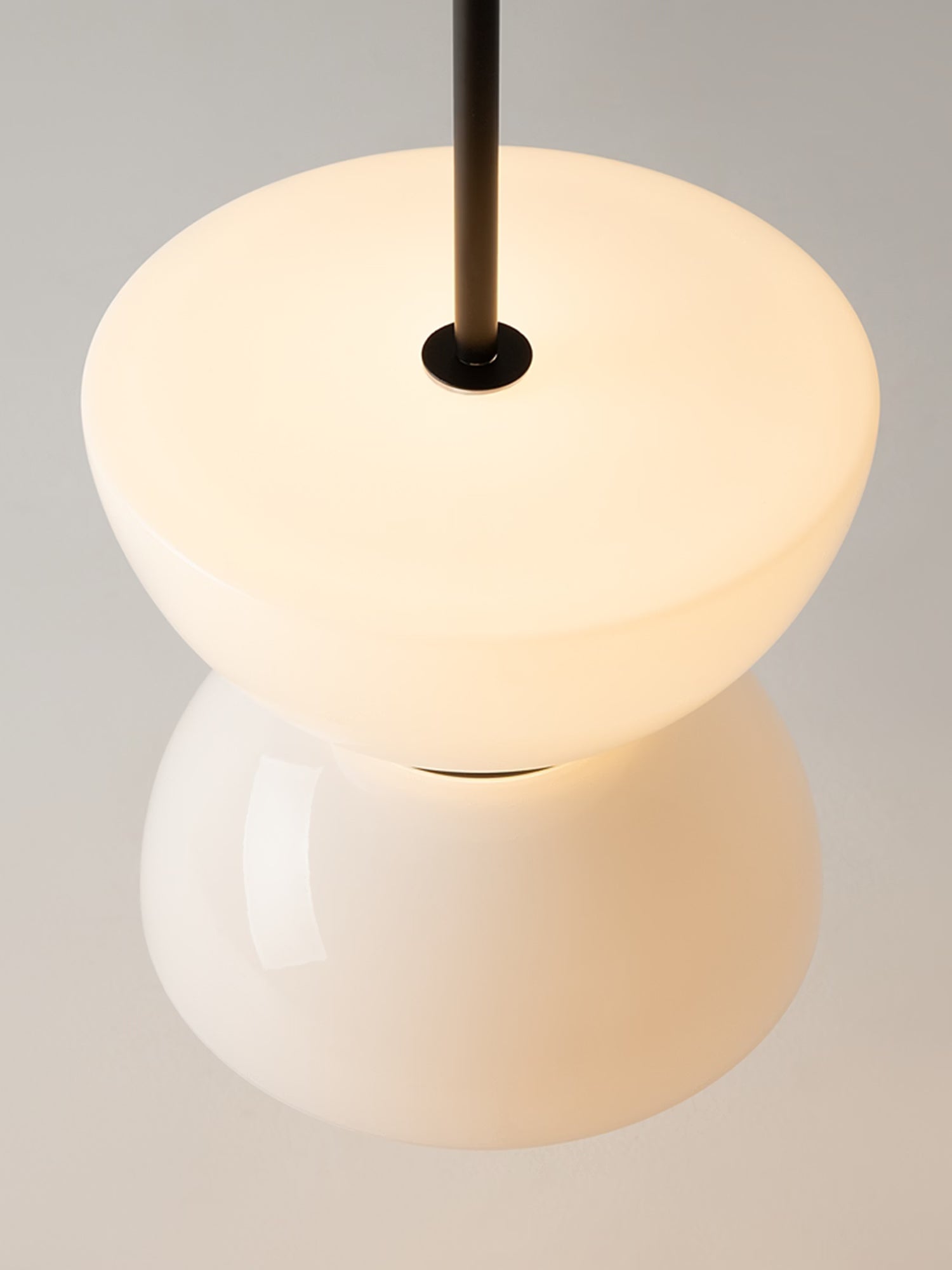 Kyoto Lámpara colgante de diseño en vidrio y metal disponible en tres acabados con LED integrado
